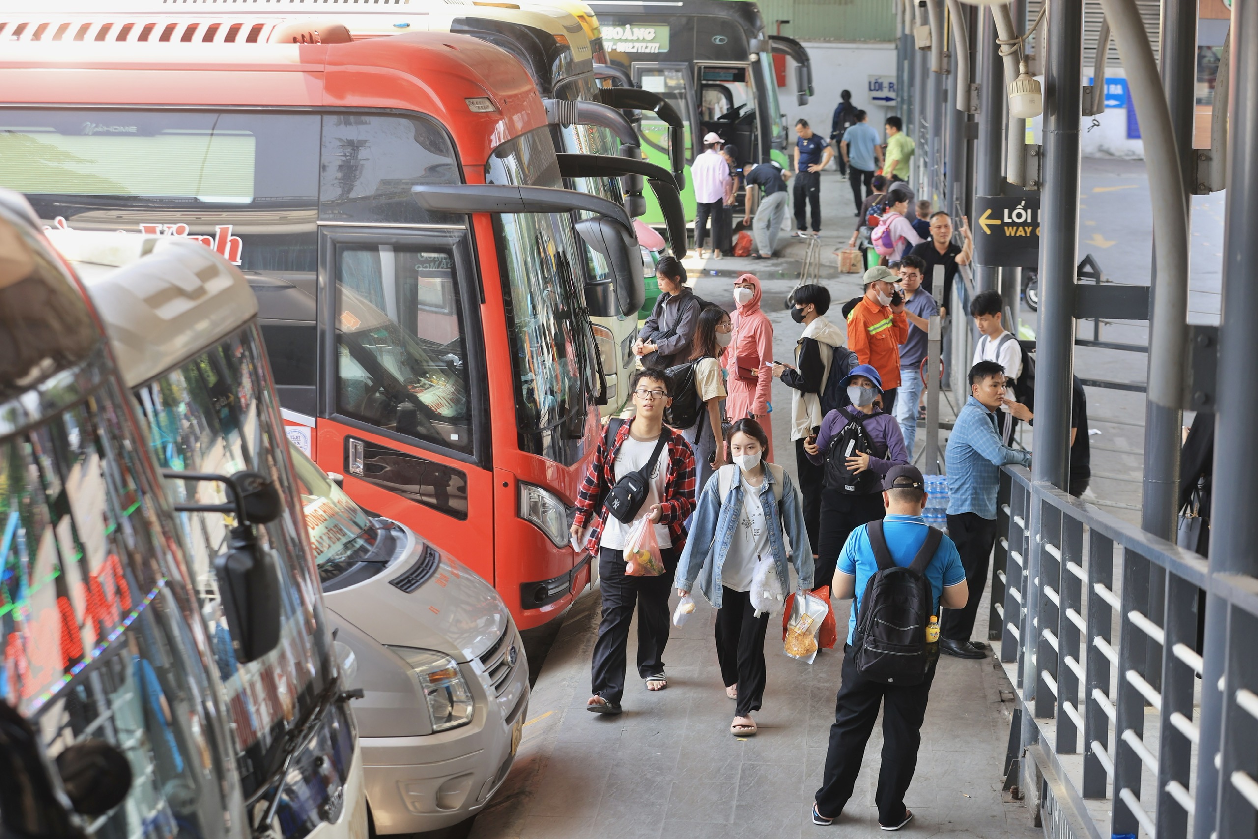 Bến xe vẫn đông nghẹt ngày đầu nghỉ lễ 30/4, dự kiến thưa dần từ chiều nay- Ảnh 18. Bến xe vẫn đông nghẹt ngày đầu nghỉ lễ 30/4, dự kiến thưa dần từ chiều nay- Ảnh 18.