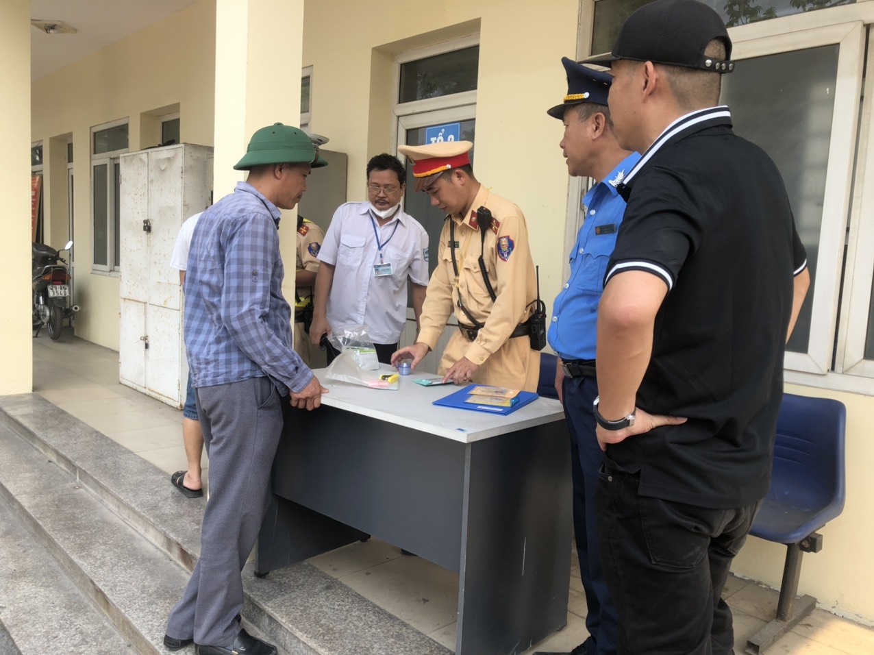 Cảnh s&aacute;t v&agrave;o tận bến kiểm tra ma tu&yacute; v&agrave; nồng độ cồn l&aacute;i xe kh&aacute;ch- Ảnh 2.