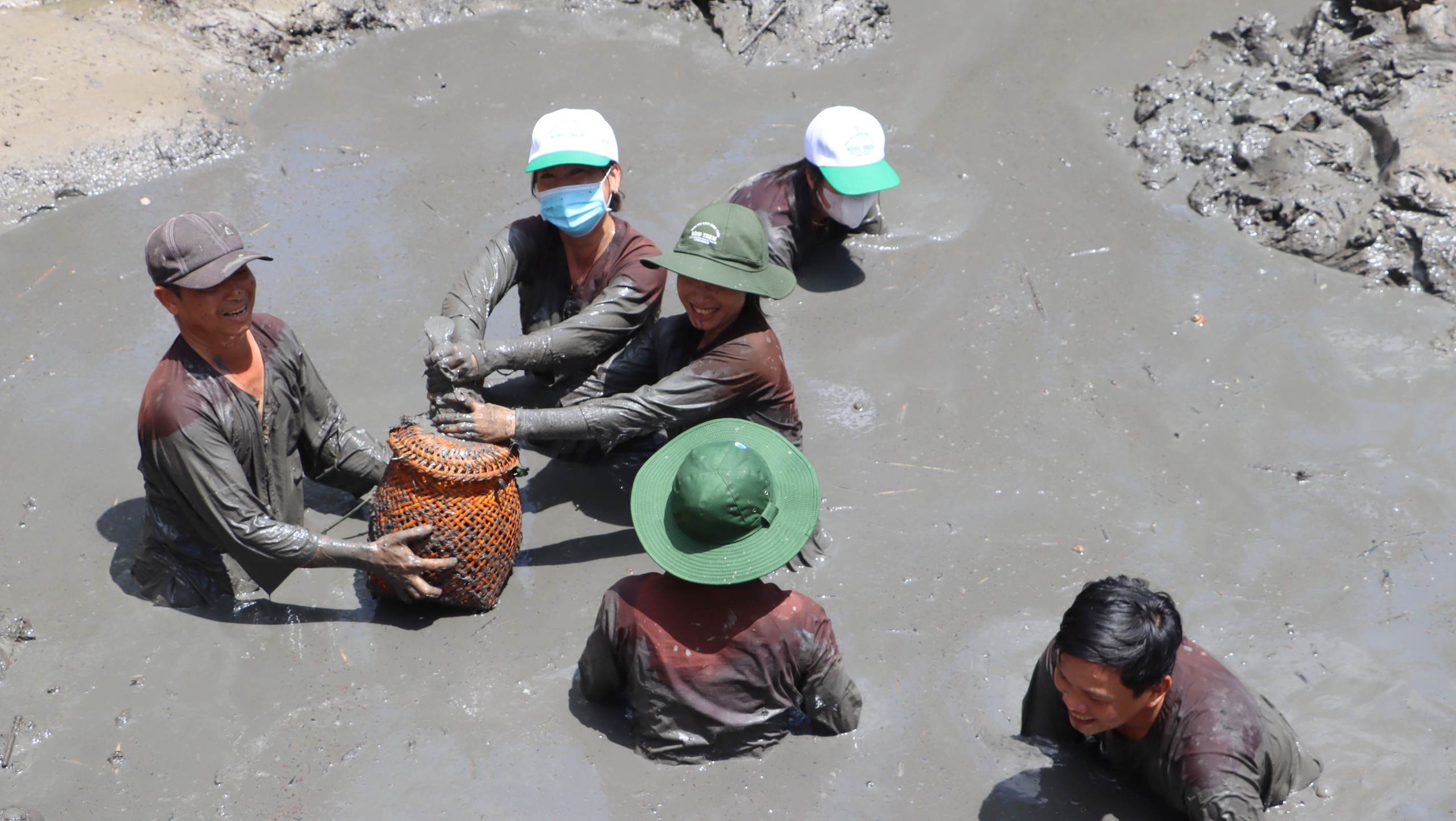 Nghỉ lễ về C&agrave; Mau quậy b&ugrave;n bắt c&aacute; l&oacute;c đồng- Ảnh 2.