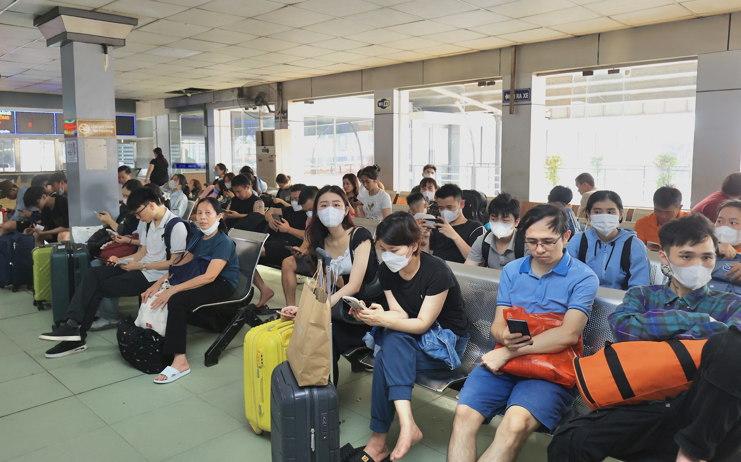 Bến xe vẫn đông nghẹt ngày đầu nghỉ lễ 30/4, dự kiến thưa dần từ chiều nay- Ảnh 9. Bến xe vẫn đông nghẹt ngày đầu nghỉ lễ 30/4, dự kiến thưa dần từ chiều nay- Ảnh 9.