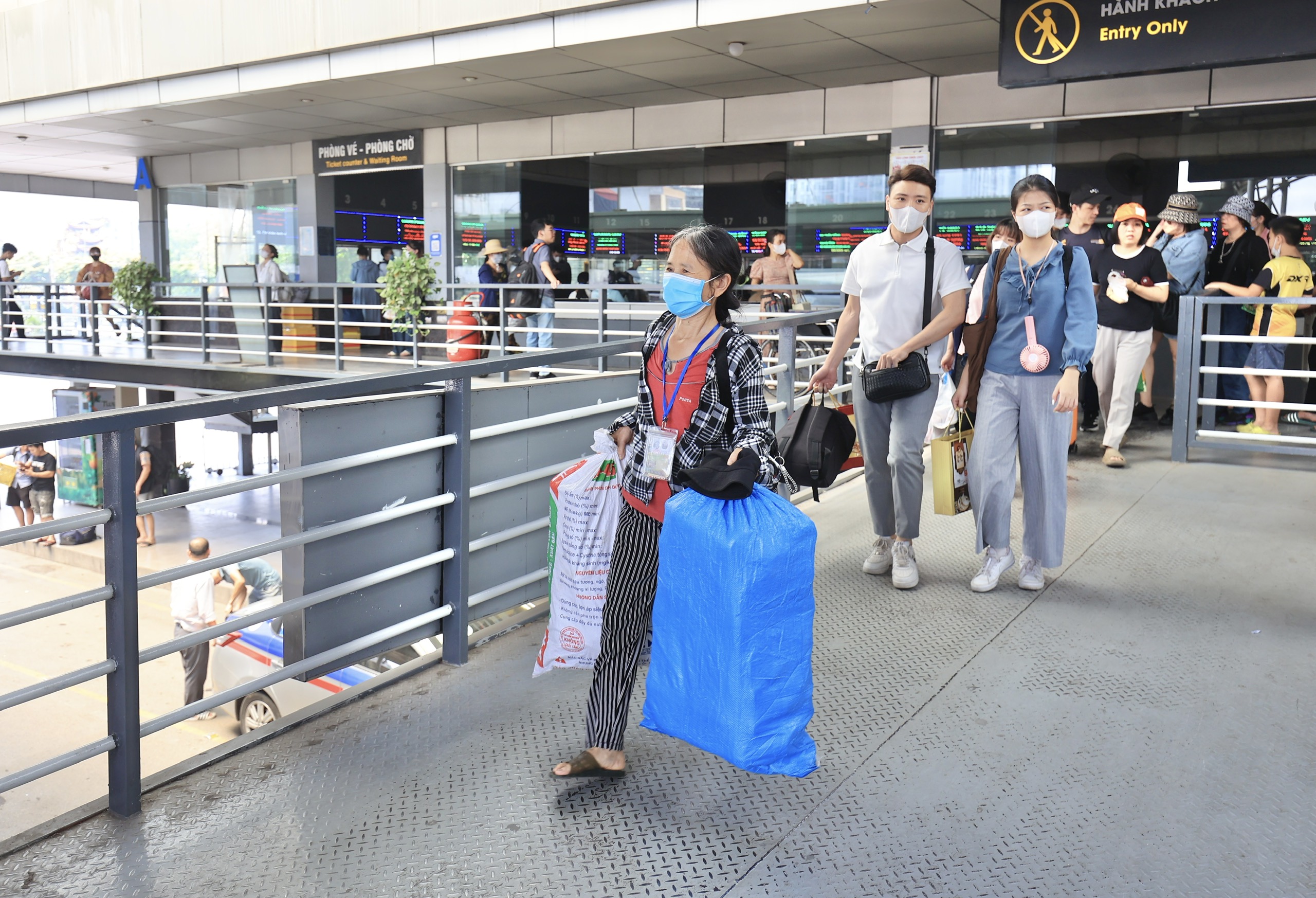 Bến xe vẫn đông nghẹt ngày đầu nghỉ lễ 30/4, dự kiến thưa dần từ chiều nay- Ảnh 14. Bến xe vẫn đông nghẹt ngày đầu nghỉ lễ 30/4, dự kiến thưa dần từ chiều nay- Ảnh 14.