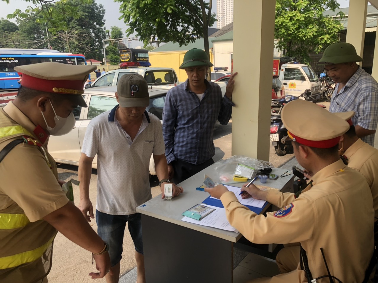 Cảnh s&aacute;t v&agrave;o tận bến kiểm tra ma tu&yacute; v&agrave; nồng độ cồn l&aacute;i xe kh&aacute;ch- Ảnh 4.