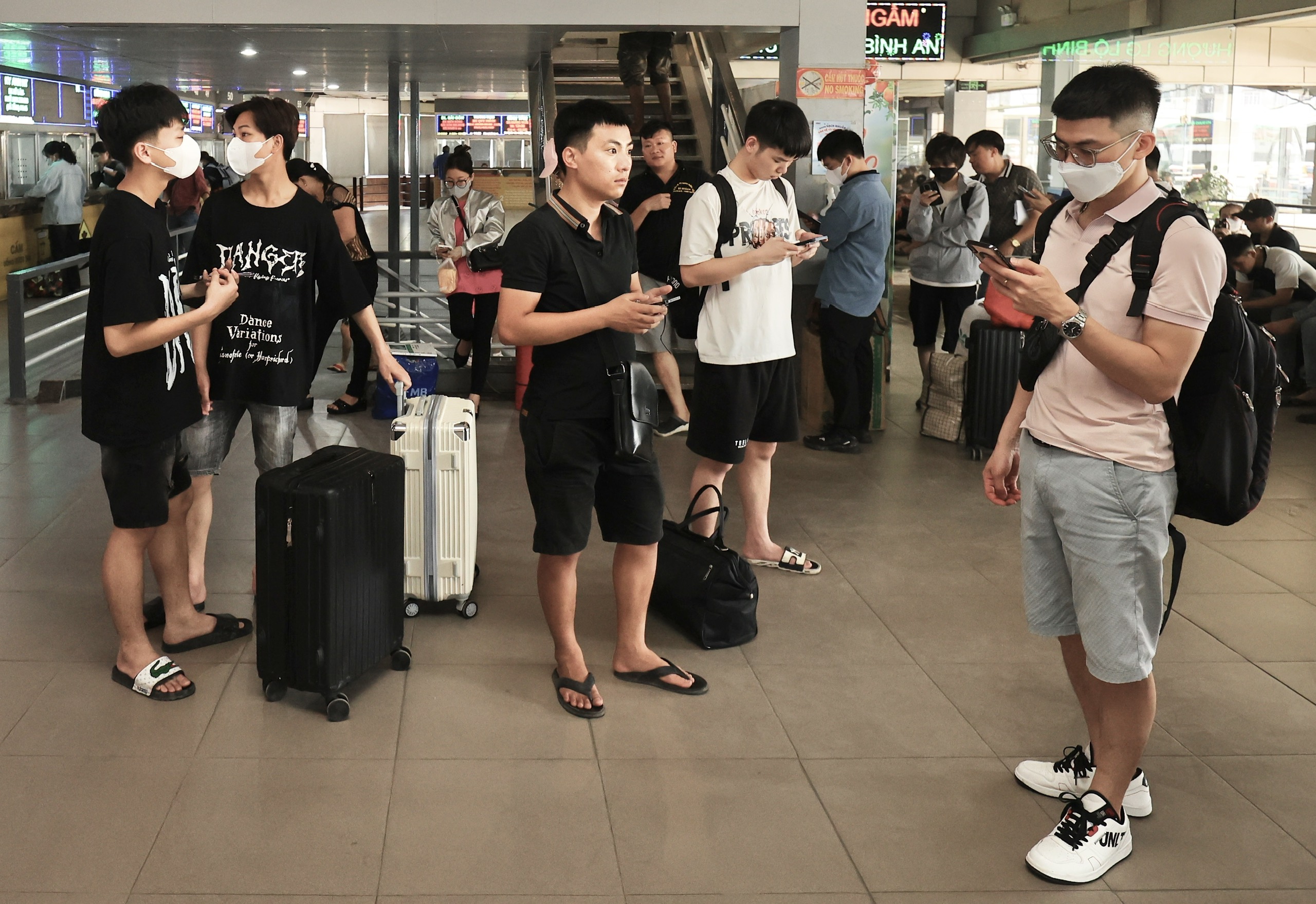 Bến xe vẫn đông nghẹt ngày đầu nghỉ lễ 30/4, dự kiến thưa dần từ chiều nay- Ảnh 13. Bến xe vẫn đông nghẹt ngày đầu nghỉ lễ 30/4, dự kiến thưa dần từ chiều nay- Ảnh 13.