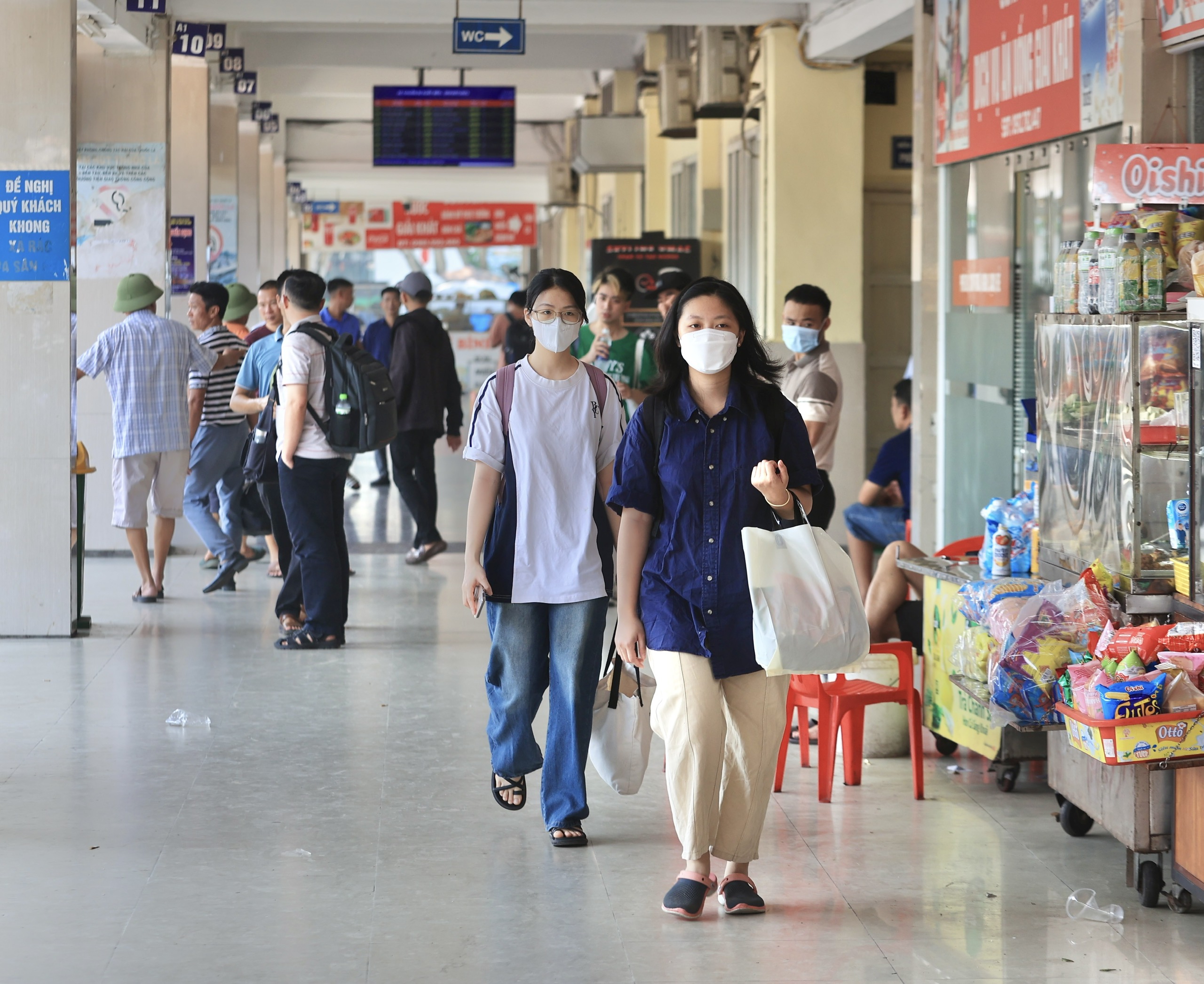 Bến xe vẫn đông nghẹt ngày đầu nghỉ lễ 30/4, dự kiến thưa dần từ chiều nay- Ảnh 22. Bến xe vẫn đông nghẹt ngày đầu nghỉ lễ 30/4, dự kiến thưa dần từ chiều nay- Ảnh 22.