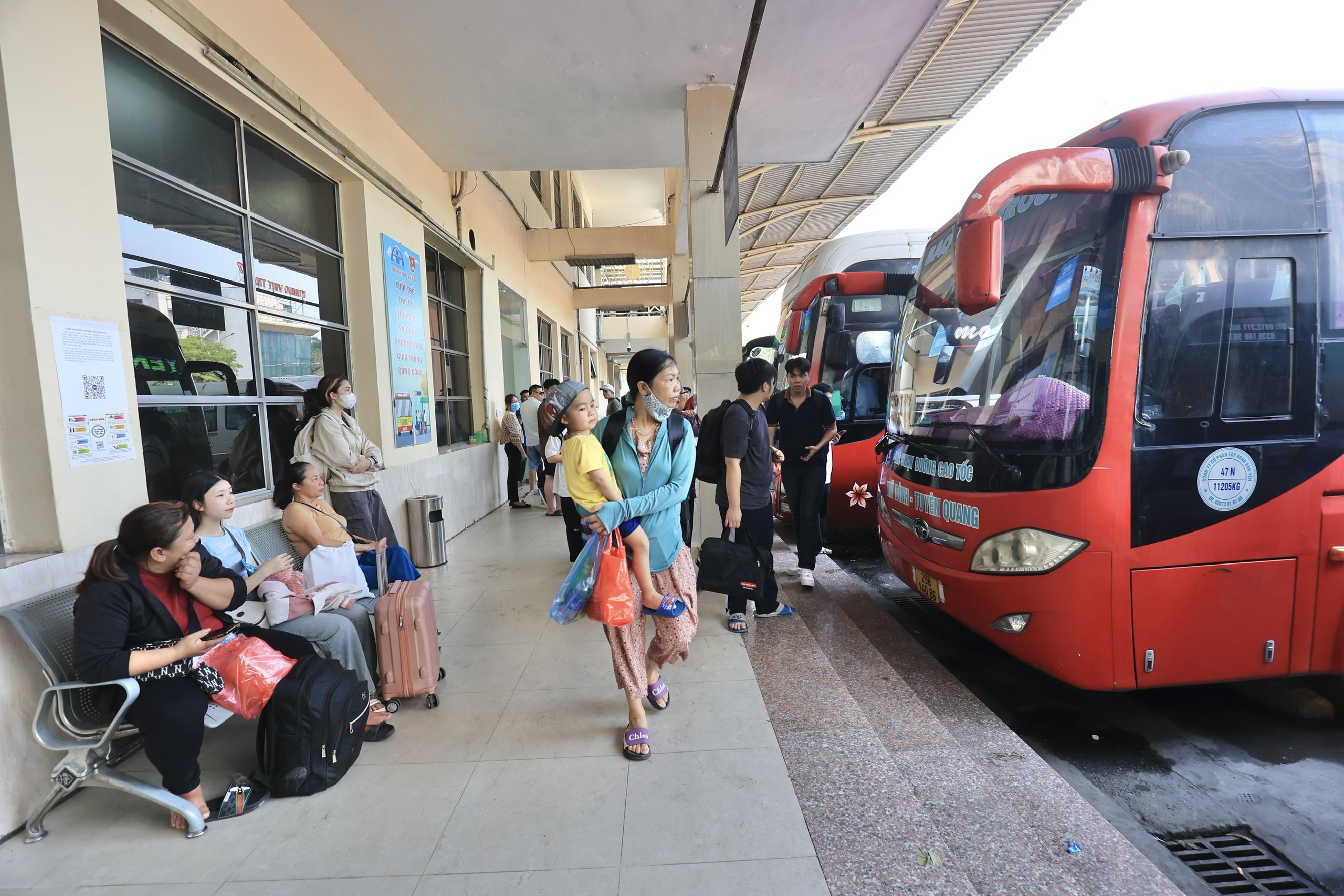 Bến xe vẫn đông nghẹt ngày đầu nghỉ lễ 30/4, dự kiến thưa dần từ chiều nay- Ảnh 1. Bến xe vẫn đông nghẹt ngày đầu nghỉ lễ 30/4, dự kiến thưa dần từ chiều nay- Ảnh 1.