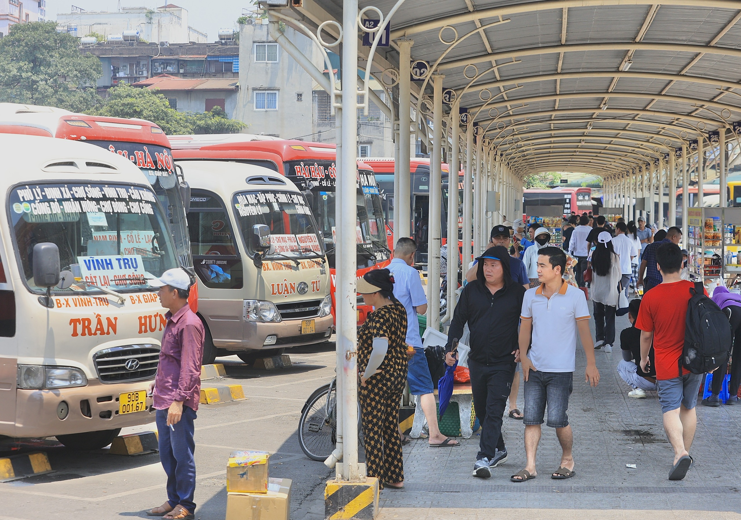 Bến xe vẫn đông nghẹt ngày đầu nghỉ lễ 30/4, dự kiến thưa dần từ chiều nay- Ảnh 21. Bến xe vẫn đông nghẹt ngày đầu nghỉ lễ 30/4, dự kiến thưa dần từ chiều nay- Ảnh 21.