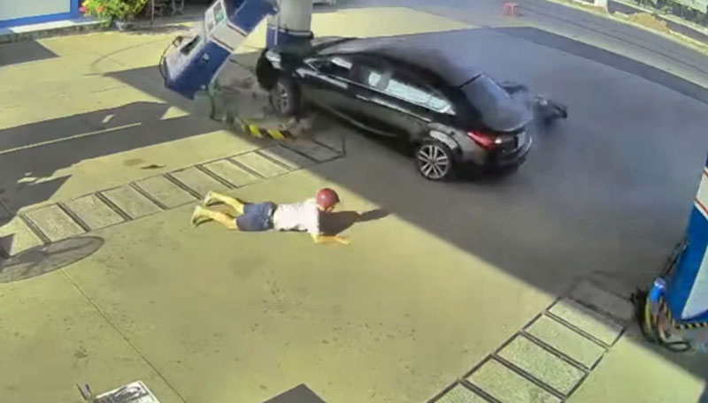 T&agrave;i xế &ocirc; t&ocirc; đạp nhầm ch&acirc;n ga, g&acirc;y tai nạn tại trụ c&acirc;y xăng ở Đồng Th&aacute;p.