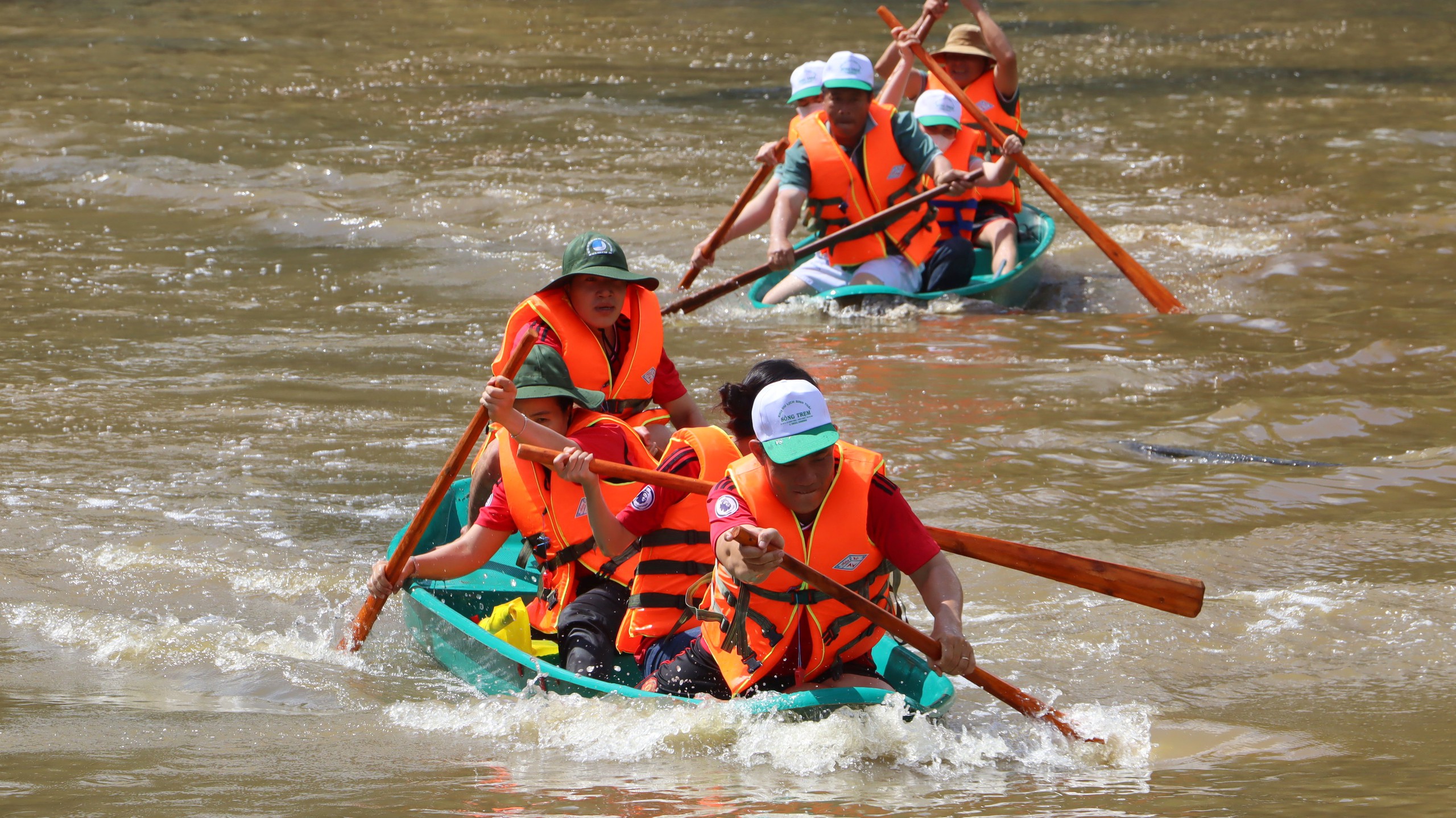 Nghỉ lễ về C&agrave; Mau quậy b&ugrave;n bắt c&aacute; l&oacute;c đồng- Ảnh 3.