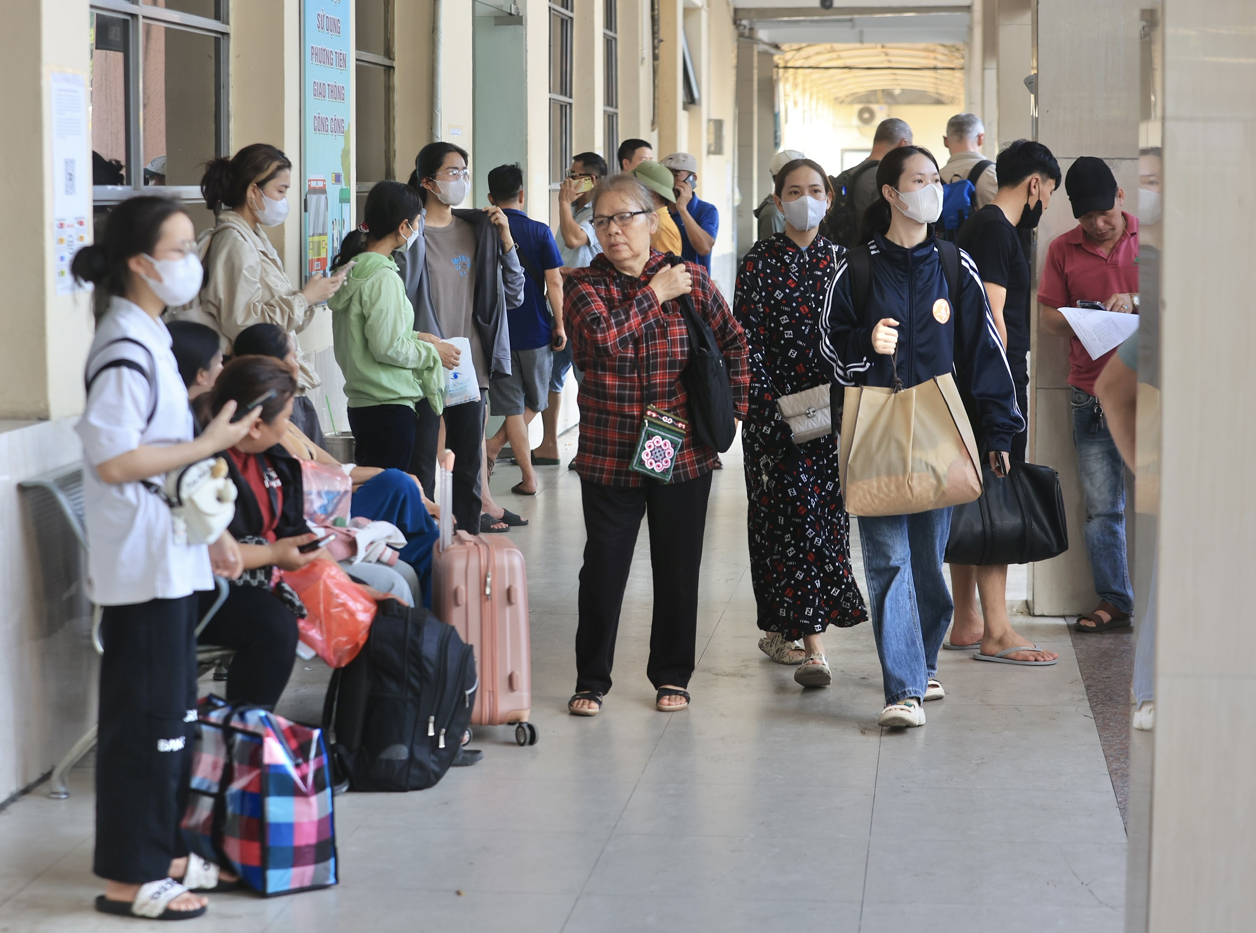 Bến xe vẫn đông nghẹt ngày đầu nghỉ lễ 30/4, dự kiến thưa dần từ chiều nay- Ảnh 2. Bến xe vẫn đông nghẹt ngày đầu nghỉ lễ 30/4, dự kiến thưa dần từ chiều nay- Ảnh 2.