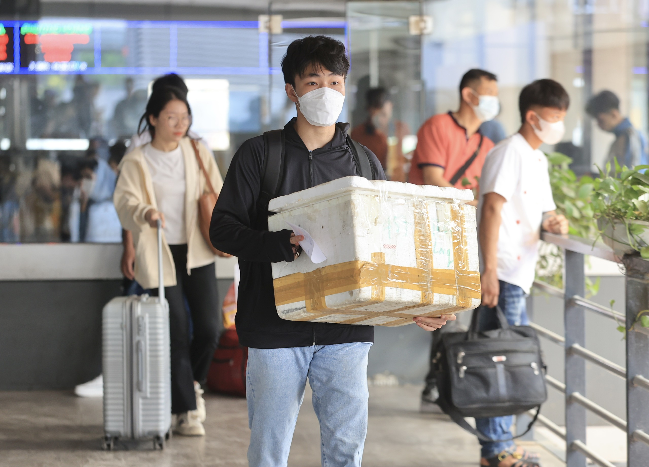 Bến xe vẫn đông nghẹt ngày đầu nghỉ lễ 30/4, dự kiến thưa dần từ chiều nay- Ảnh 17. Bến xe vẫn đông nghẹt ngày đầu nghỉ lễ 30/4, dự kiến thưa dần từ chiều nay- Ảnh 17.