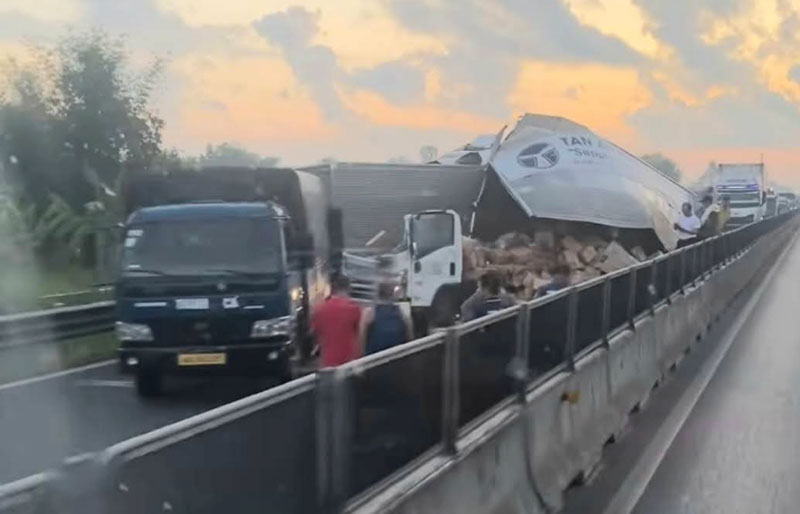 Hiện trường vụ tai nạn tr&ecirc;n cao tốc Trung Lương - Mỹ Thuận.