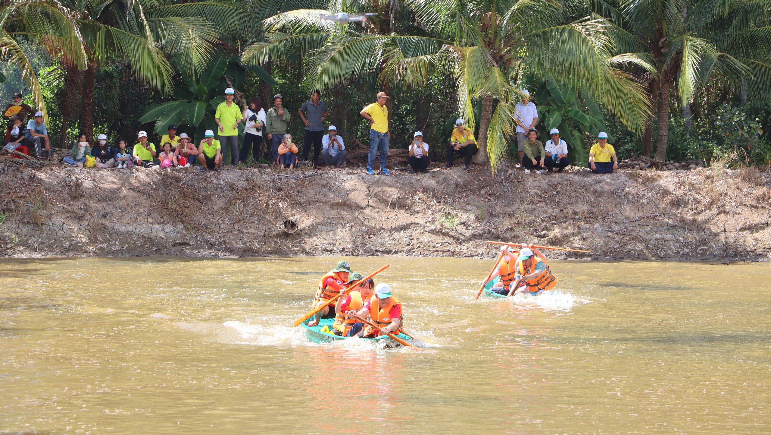 Nghỉ lễ về C&agrave; Mau quậy b&ugrave;n bắt c&aacute; l&oacute;c đồng- Ảnh 6.