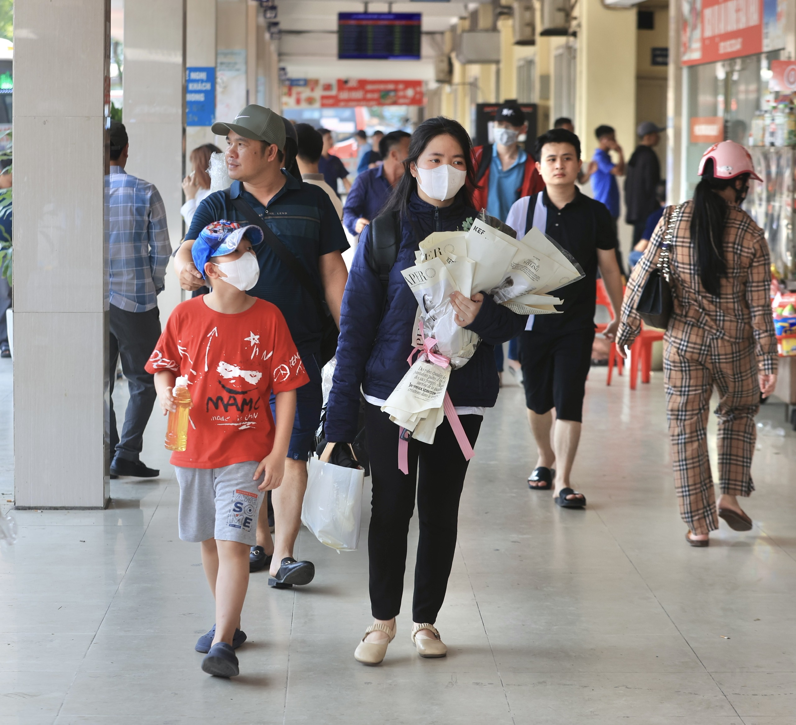 Bến xe vẫn đông nghẹt ngày đầu nghỉ lễ 30/4, dự kiến thưa dần từ chiều nay- Ảnh 23. Bến xe vẫn đông nghẹt ngày đầu nghỉ lễ 30/4, dự kiến thưa dần từ chiều nay- Ảnh 23.