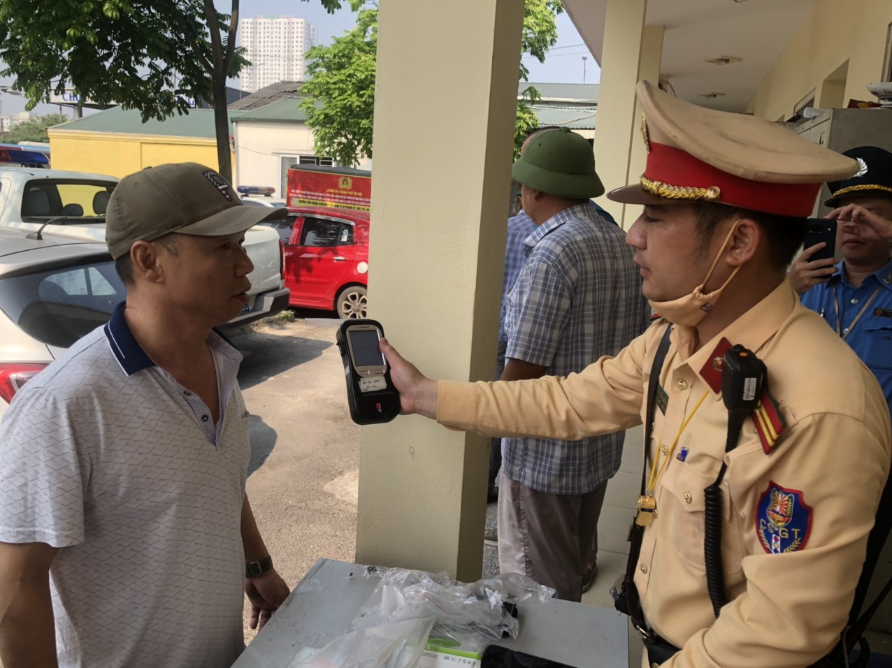 Cảnh s&aacute;t v&agrave;o tận bến kiểm tra ma tu&yacute; v&agrave; nồng độ cồn l&aacute;i xe kh&aacute;ch- Ảnh 6.