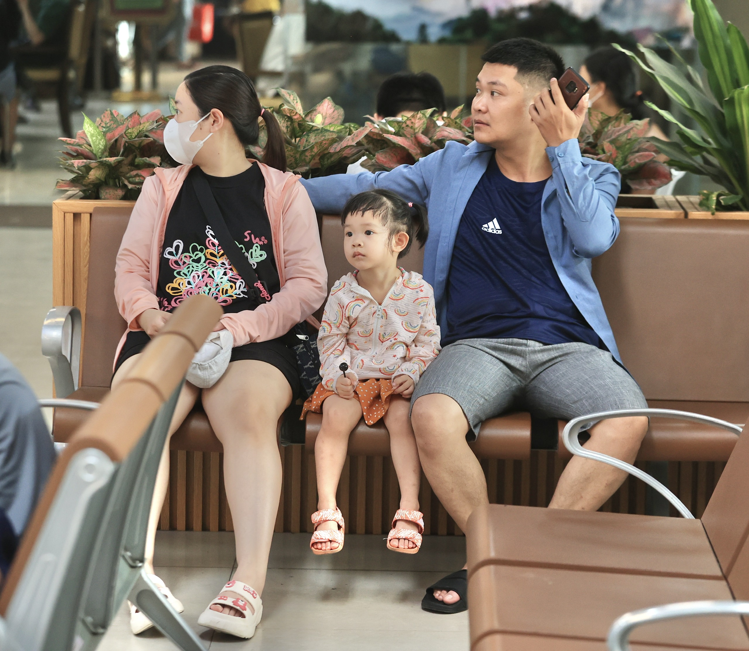 Bến xe vẫn đông nghẹt ngày đầu nghỉ lễ 30/4, dự kiến thưa dần từ chiều nay- Ảnh 5. Bến xe vẫn đông nghẹt ngày đầu nghỉ lễ 30/4, dự kiến thưa dần từ chiều nay- Ảnh 5.