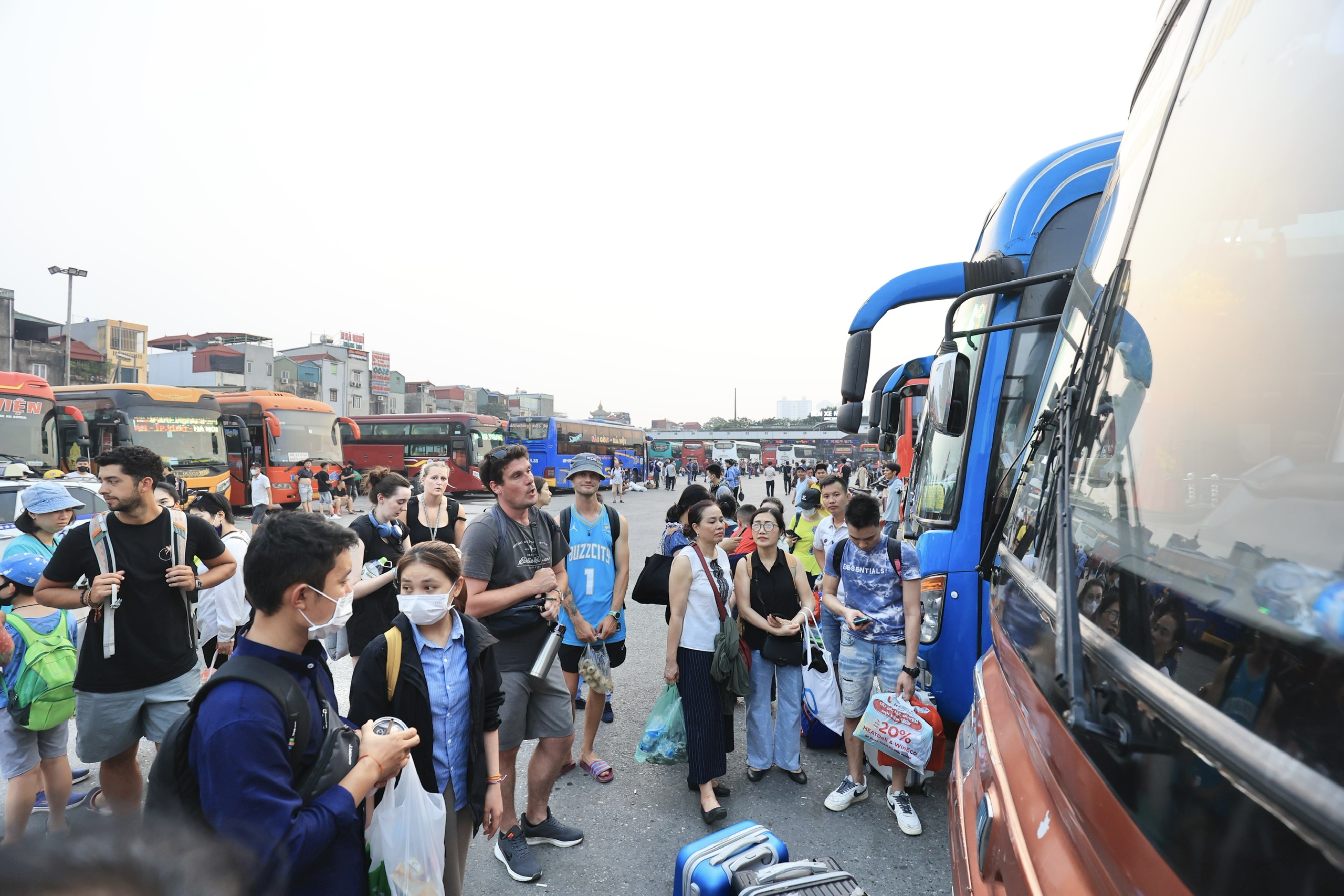 Bến xe vẫn đông nghẹt ngày đầu nghỉ lễ 30/4, dự kiến thưa dần từ chiều nay- Ảnh 19. Bến xe vẫn đông nghẹt ngày đầu nghỉ lễ 30/4, dự kiến thưa dần từ chiều nay- Ảnh 19.