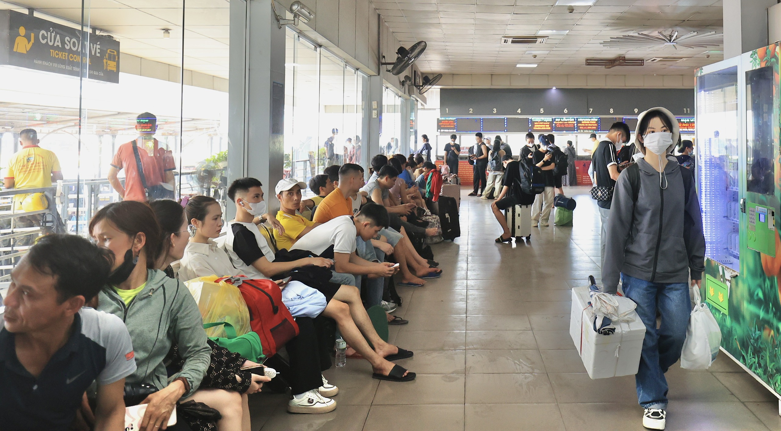 Bến xe vẫn đông nghẹt ngày đầu nghỉ lễ 30/4, dự kiến thưa dần từ chiều nay- Ảnh 10. Bến xe vẫn đông nghẹt ngày đầu nghỉ lễ 30/4, dự kiến thưa dần từ chiều nay- Ảnh 10.