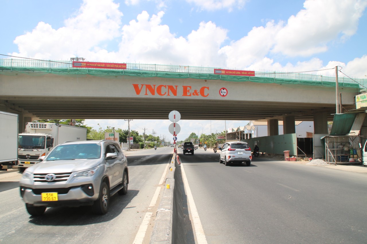 Những c&acirc;y cầu vượt s&ocirc;ng, băng đồng tr&ecirc;n cao tốc Cần Thơ - C&agrave; Mau- Ảnh 8.