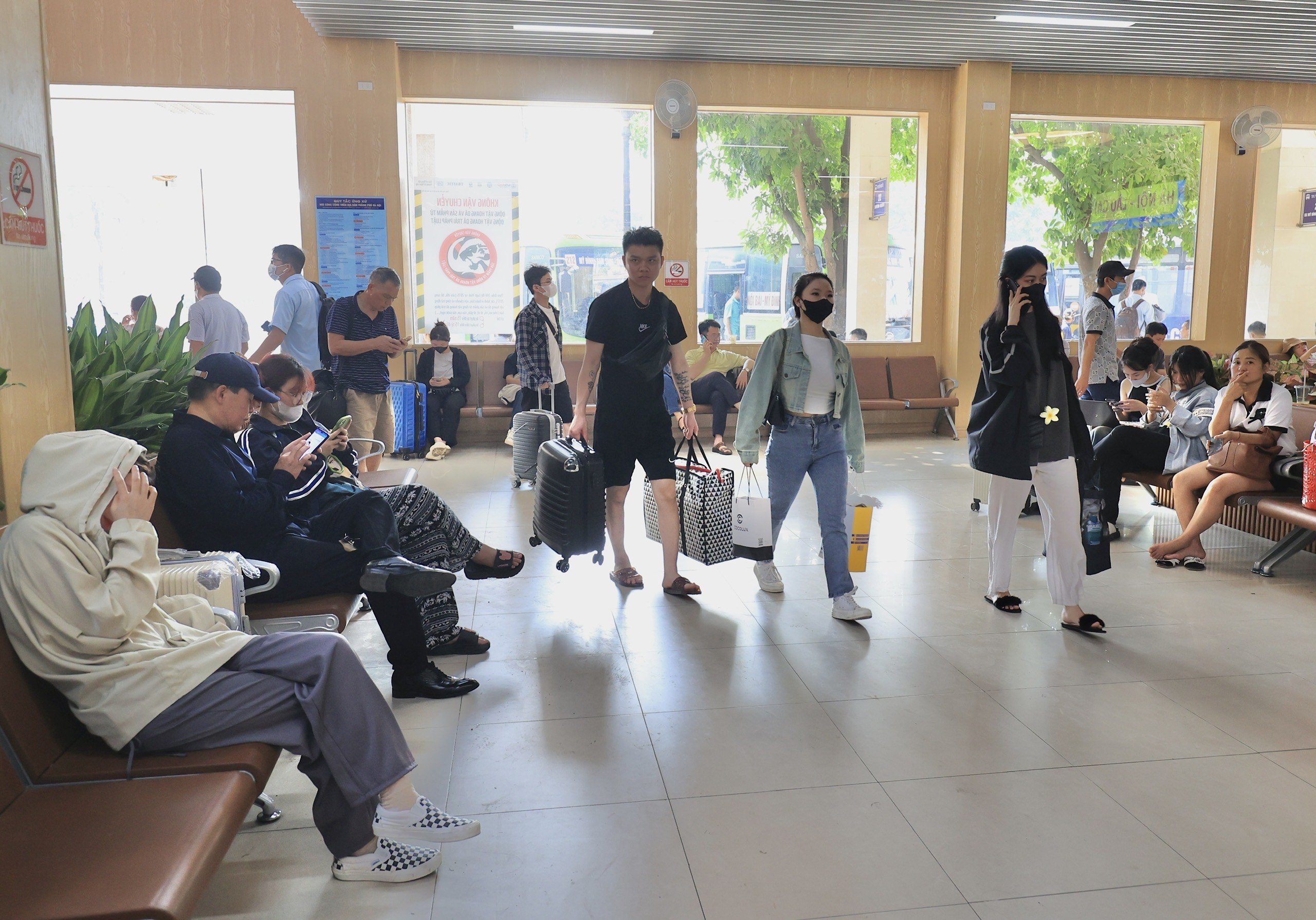 Bến xe vẫn đông nghẹt ngày đầu nghỉ lễ 30/4, dự kiến thưa dần từ chiều nay- Ảnh 3. Bến xe vẫn đông nghẹt ngày đầu nghỉ lễ 30/4, dự kiến thưa dần từ chiều nay- Ảnh 3.