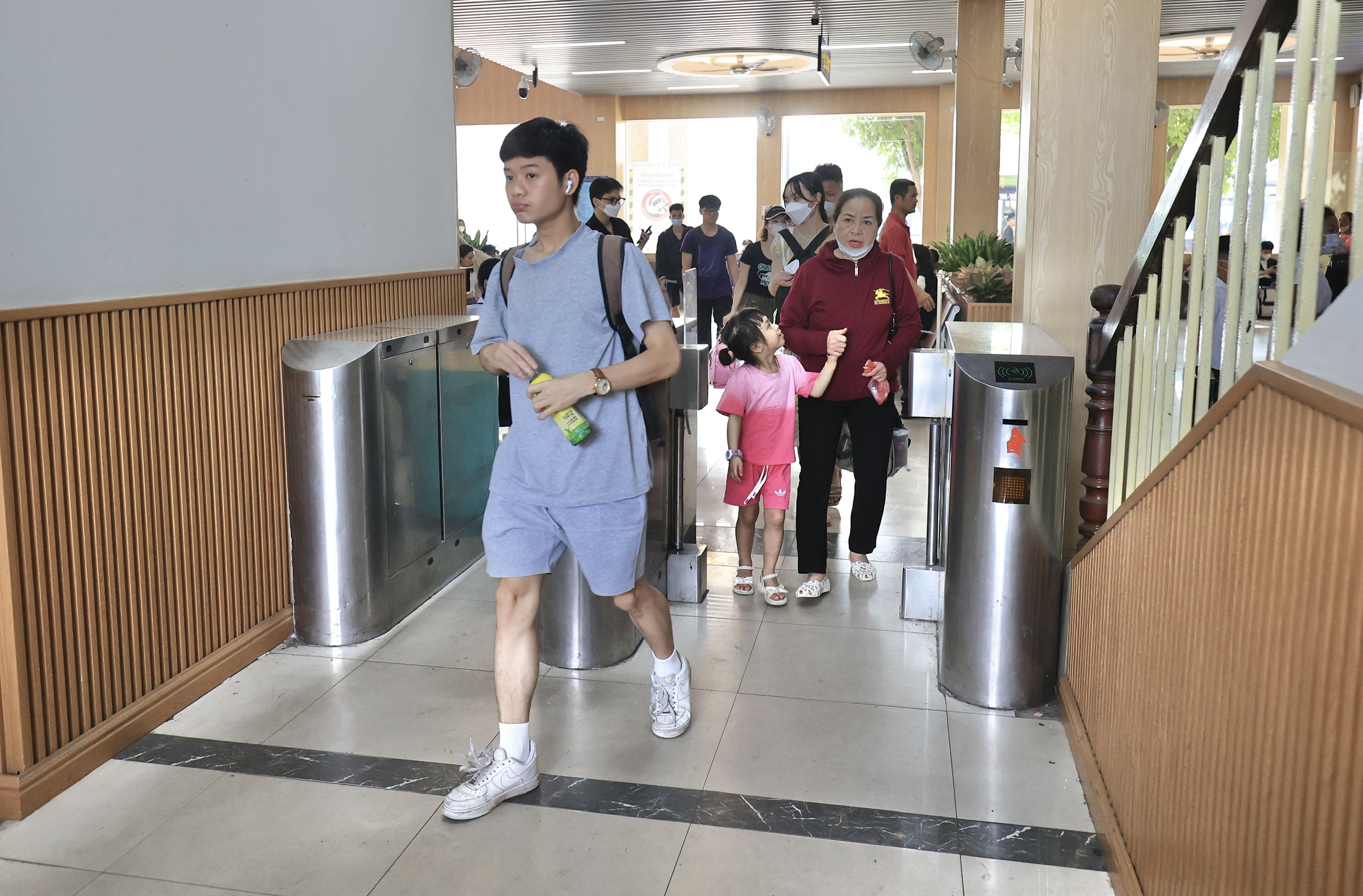 Bến xe vẫn đông nghẹt ngày đầu nghỉ lễ 30/4, dự kiến thưa dần từ chiều nay- Ảnh 7. Bến xe vẫn đông nghẹt ngày đầu nghỉ lễ 30/4, dự kiến thưa dần từ chiều nay- Ảnh 7.