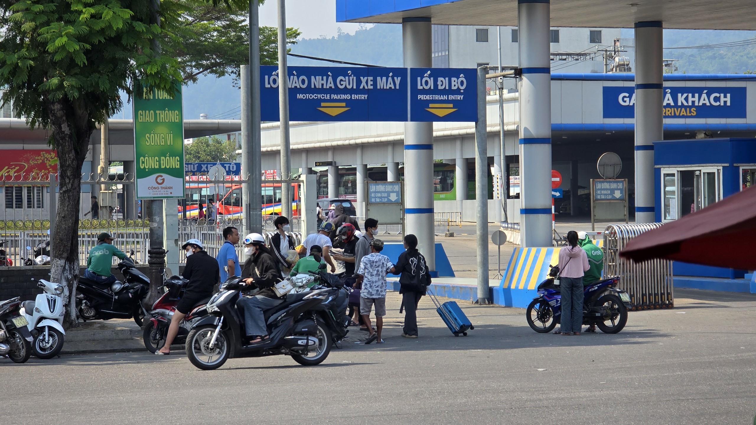 S&acirc;n bay, bến xe Đ&agrave; Nẵng nhộn nhịp ng&agrave;y đầu nghỉ lễ- Ảnh 2.