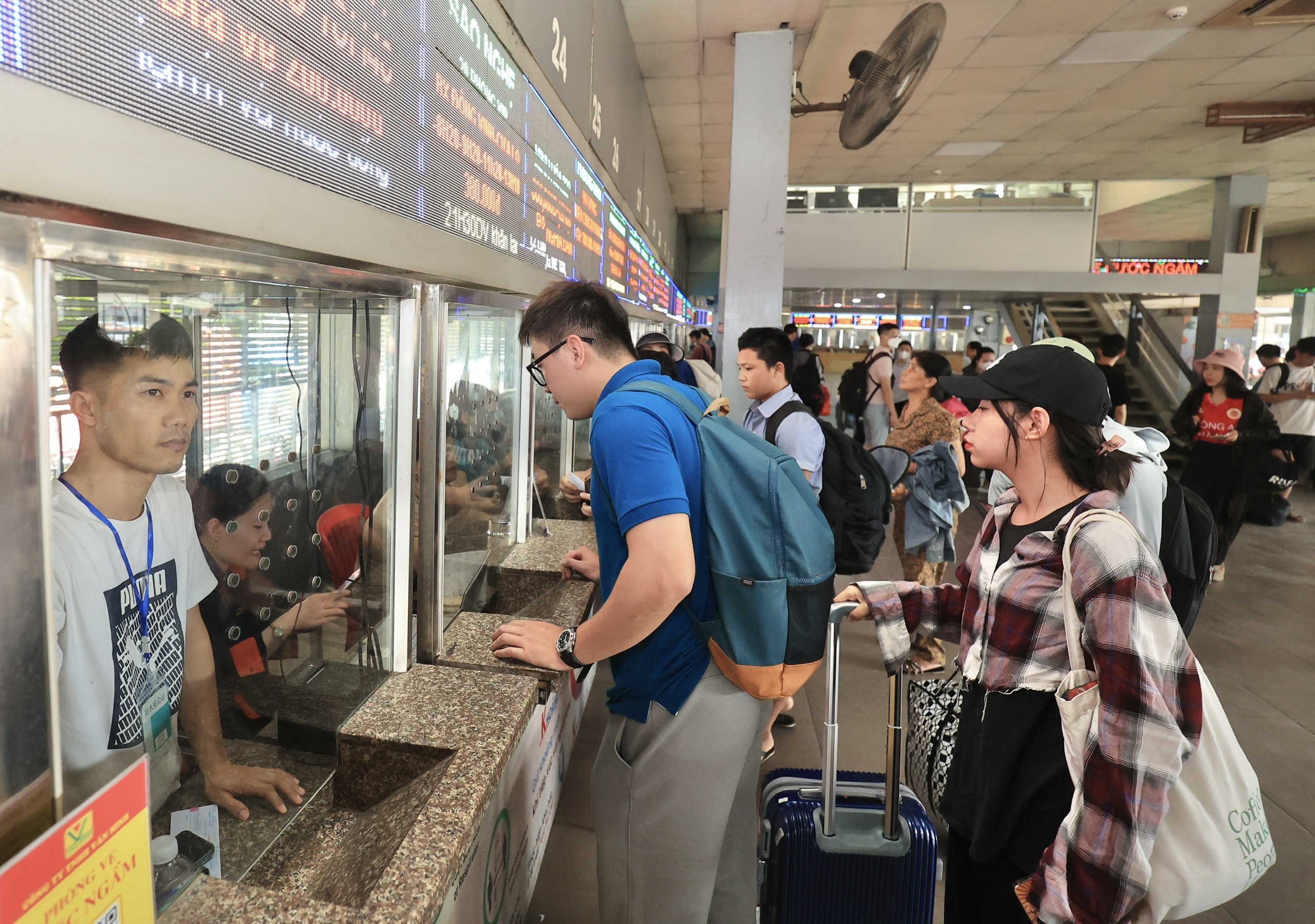 Bến xe vẫn đông nghẹt ngày đầu nghỉ lễ 30/4, dự kiến thưa dần từ chiều nay- Ảnh 12. Bến xe vẫn đông nghẹt ngày đầu nghỉ lễ 30/4, dự kiến thưa dần từ chiều nay- Ảnh 12.