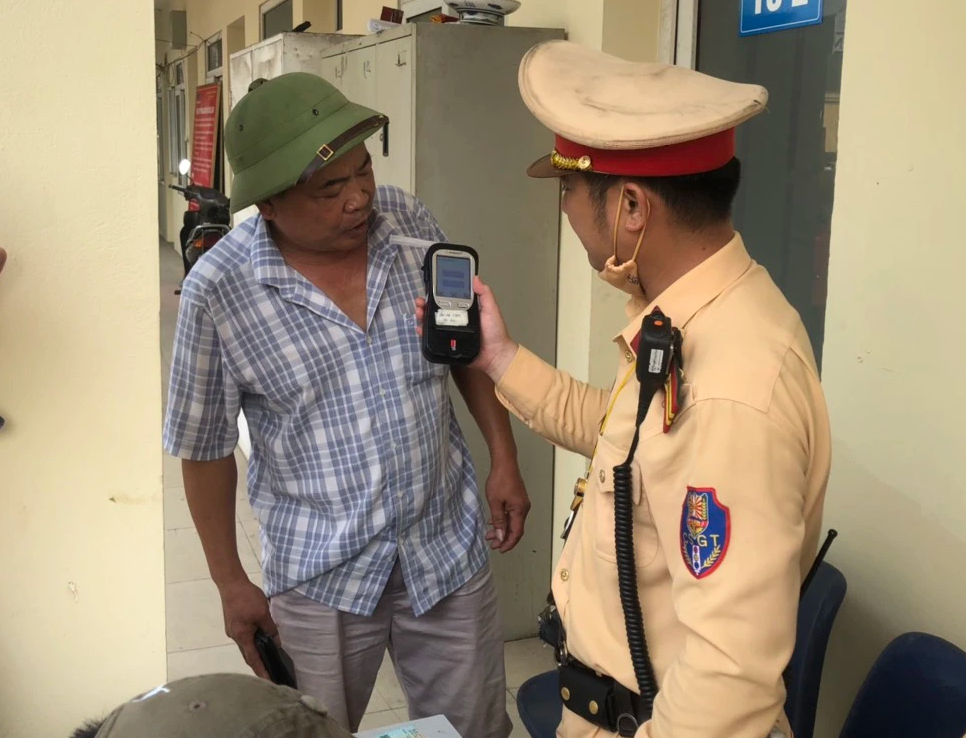 Cảnh s&aacute;t v&agrave;o tận bến kiểm tra ma tu&yacute; v&agrave; nồng độ cồn l&aacute;i xe kh&aacute;ch- Ảnh 3.