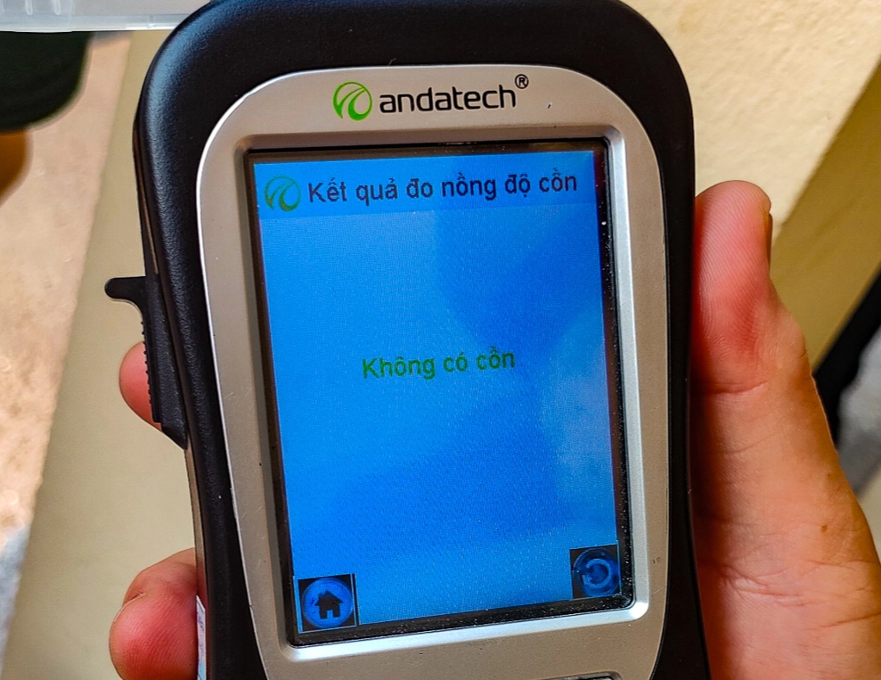 Cảnh s&aacute;t v&agrave;o tận bến kiểm tra ma tu&yacute; v&agrave; nồng độ cồn l&aacute;i xe kh&aacute;ch- Ảnh 8.