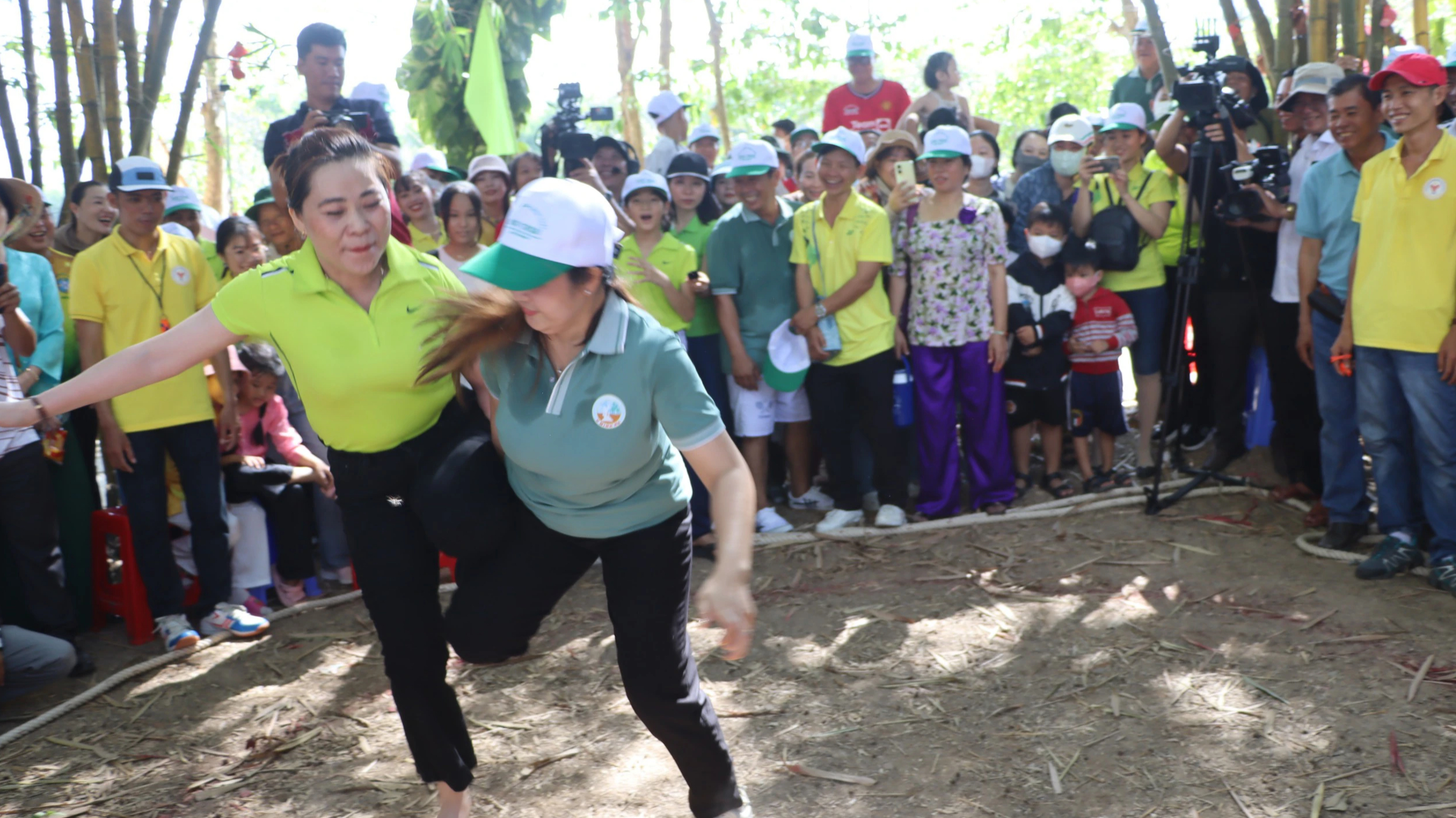 Nghỉ lễ về C&agrave; Mau quậy b&ugrave;n bắt c&aacute; l&oacute;c đồng- Ảnh 7.