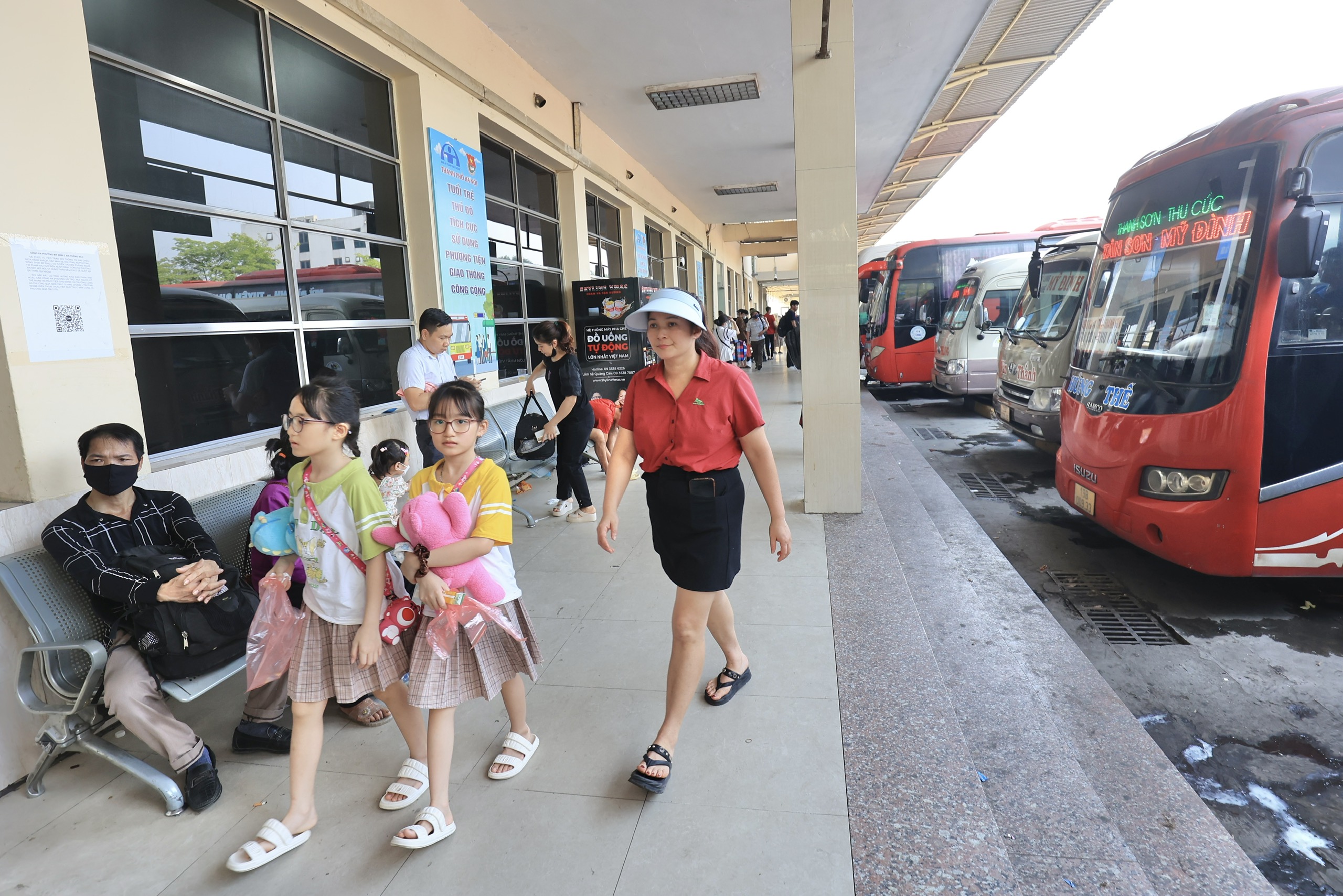 Bến xe vẫn đông nghẹt ngày đầu nghỉ lễ 30/4, dự kiến thưa dần từ chiều nay- Ảnh 8. Bến xe vẫn đông nghẹt ngày đầu nghỉ lễ 30/4, dự kiến thưa dần từ chiều nay- Ảnh 8.