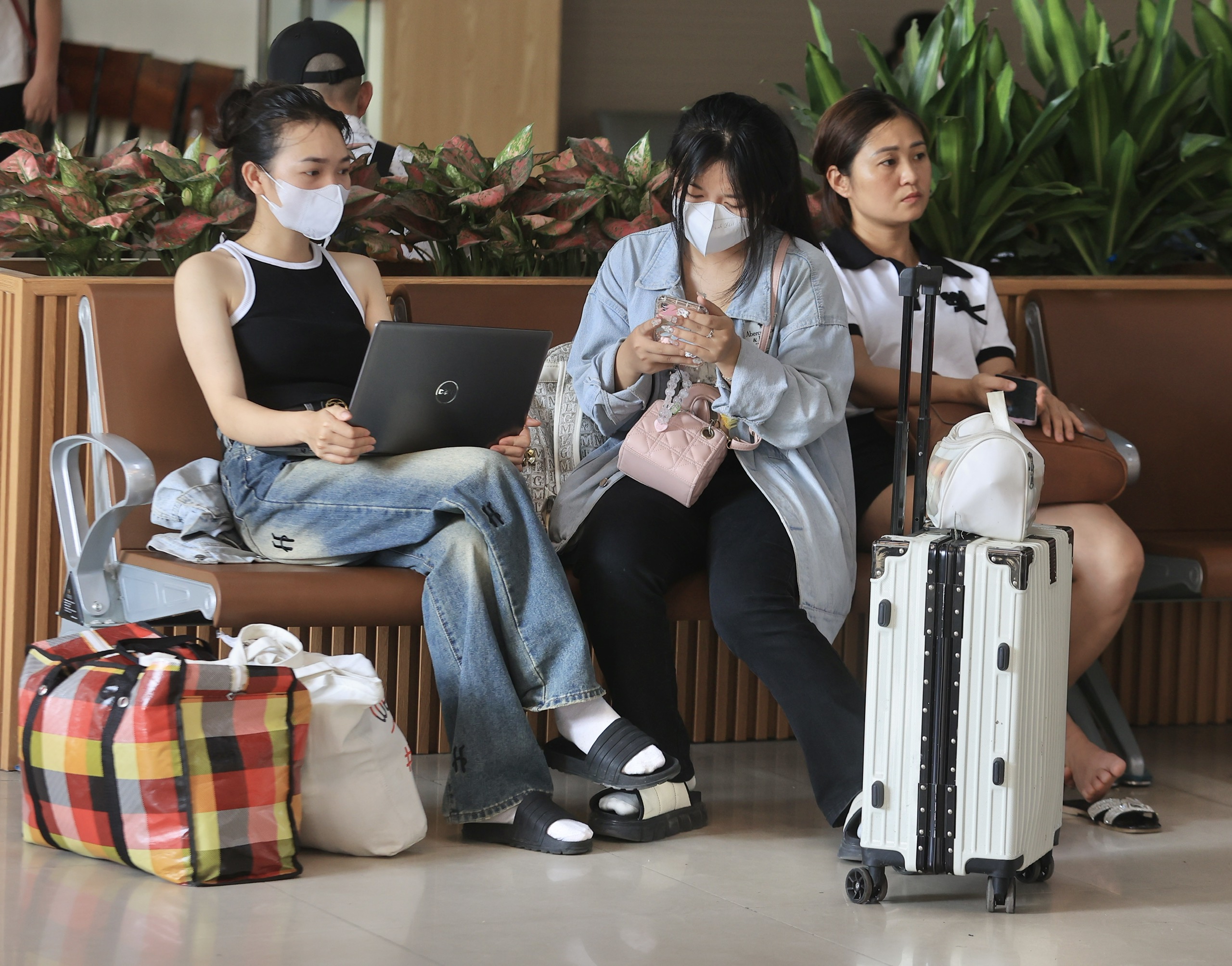 Bến xe vẫn đông nghẹt ngày đầu nghỉ lễ 30/4, dự kiến thưa dần từ chiều nay- Ảnh 6. Bến xe vẫn đông nghẹt ngày đầu nghỉ lễ 30/4, dự kiến thưa dần từ chiều nay- Ảnh 6.