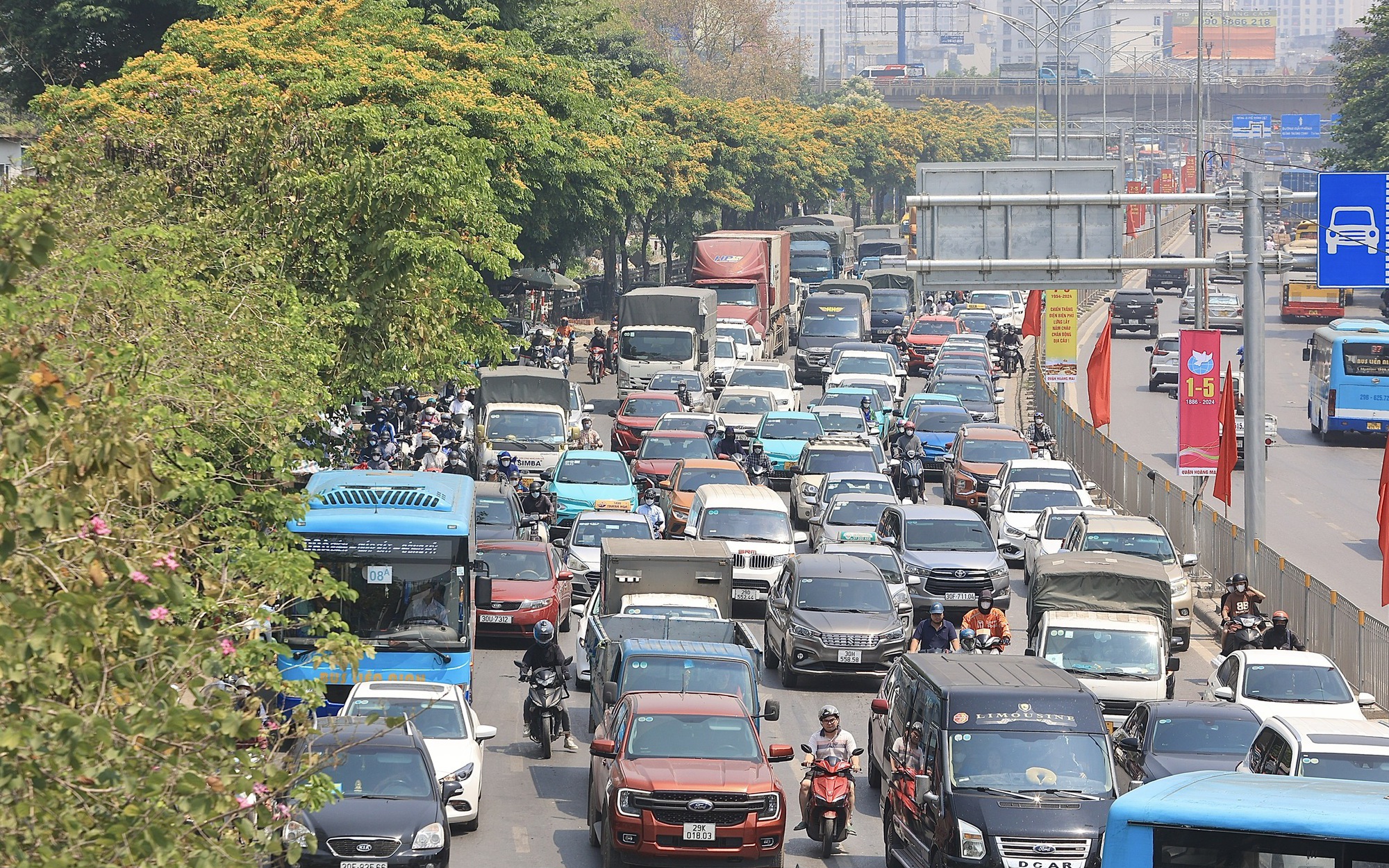 Ng&agrave;y đầu nghỉ lễ 30/4, cửa ng&otilde; Thủ đ&ocirc; tắc cứng từ s&aacute;ng sớm, nội đ&ocirc; th&ocirc;ng tho&aacute;ng