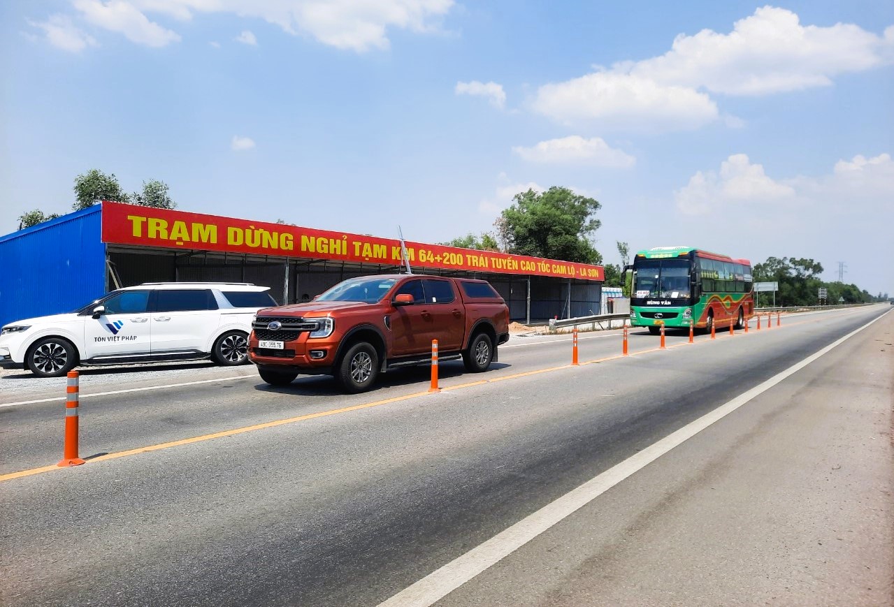 T&agrave;i xế thuận tiện ra v&agrave;o trạm dừng nghỉ tại cao tốc Cam Lộ - La Sơn- Ảnh 2.