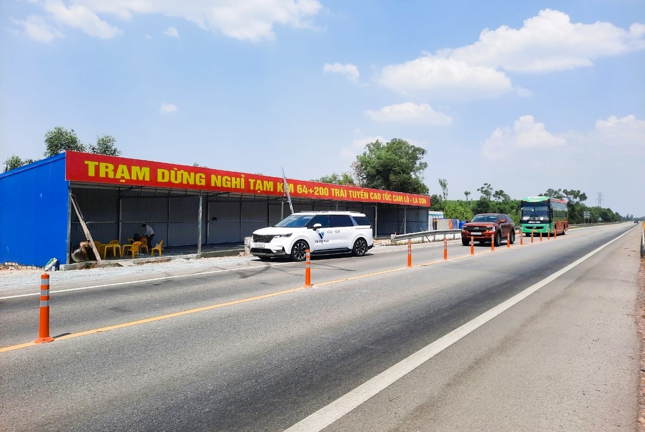 T&agrave;i xế thuận tiện ra v&agrave;o trạm dừng nghỉ tại cao tốc Cam Lộ - La Sơn- Ảnh 1.