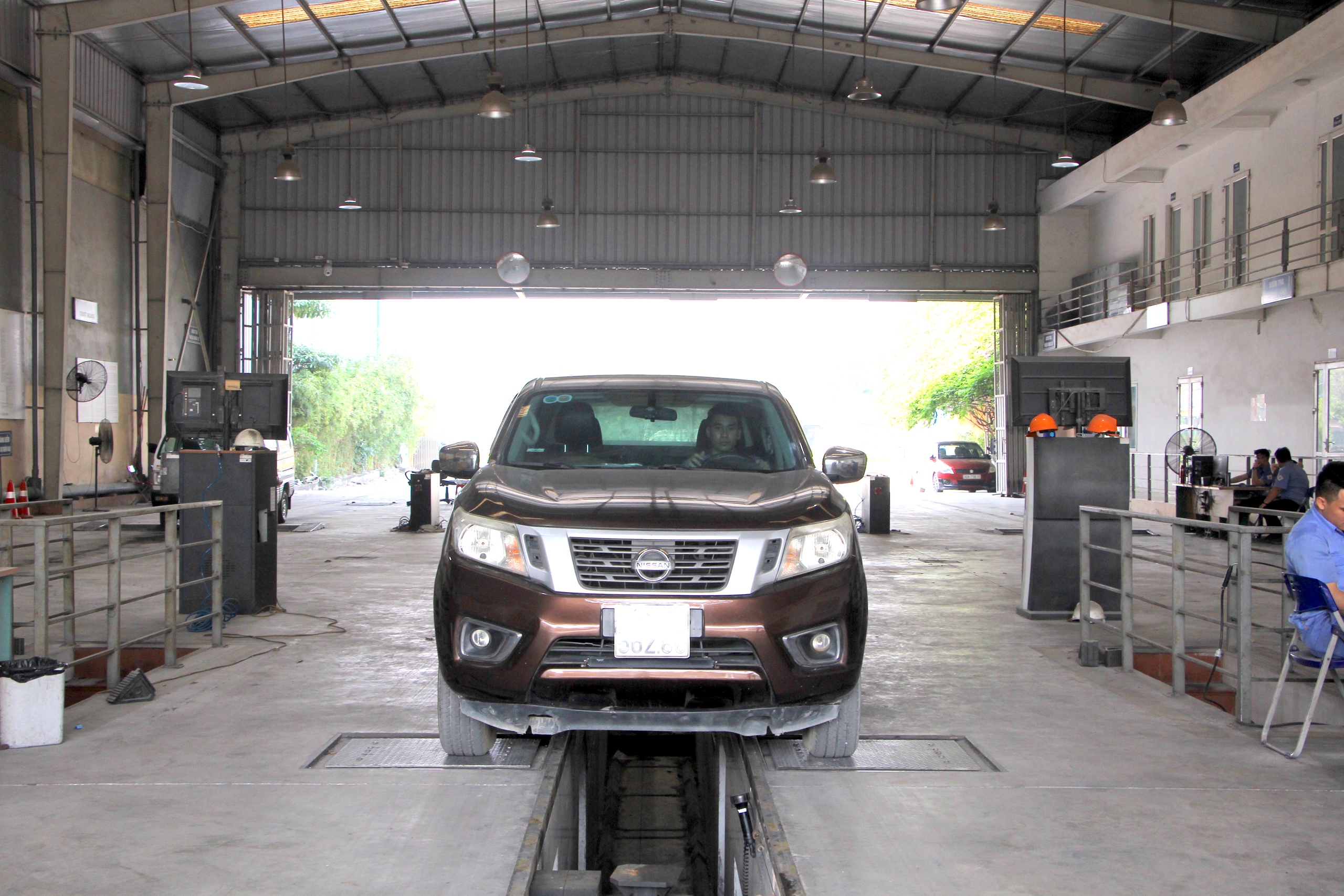 Trung t&acirc;m đăng kiểm vẫn tất bật hoạt động trong ng&agrave;y đầu nghỉ lễ 30/4- Ảnh 1.