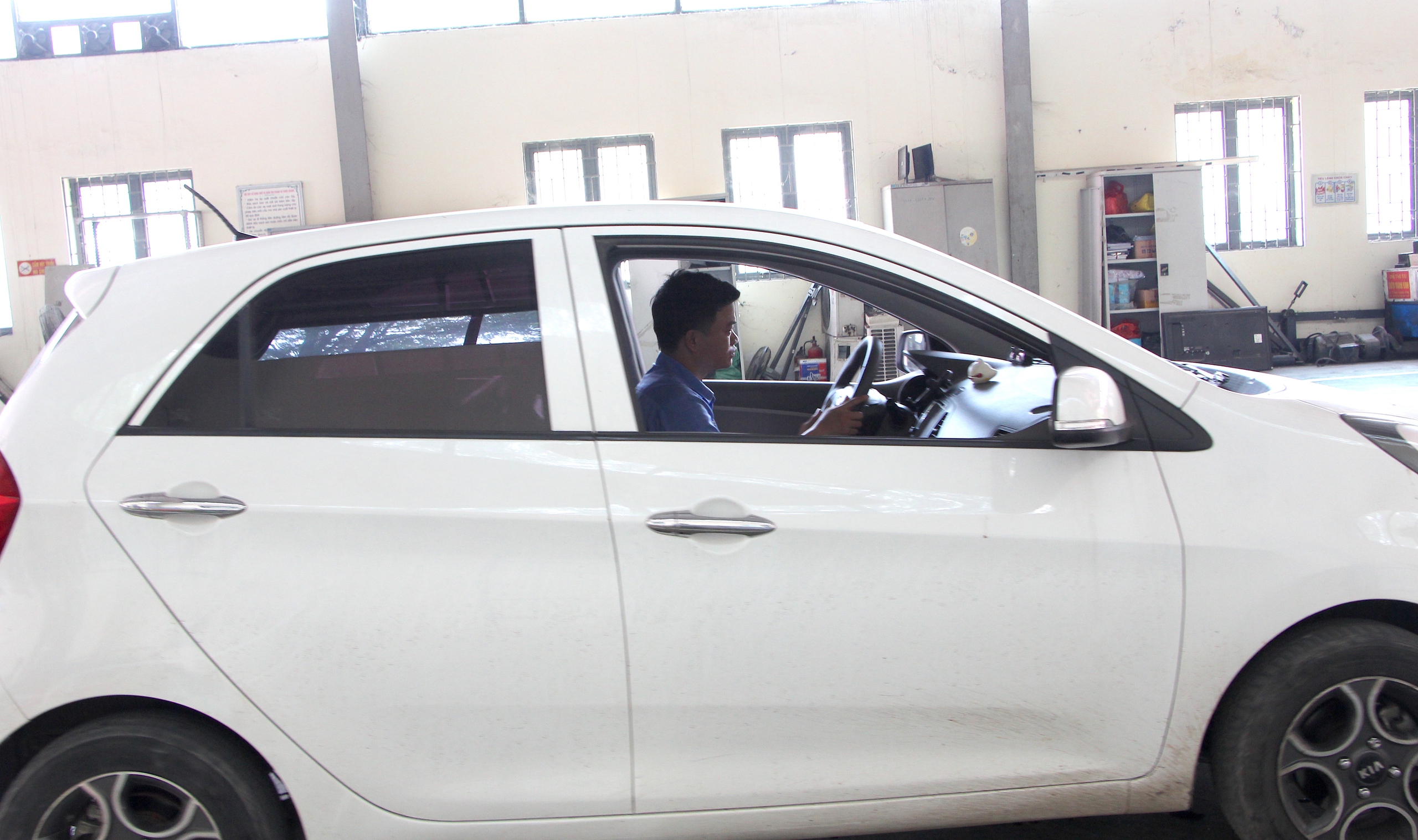 Trung t&acirc;m đăng kiểm vẫn tất bật hoạt động trong ng&agrave;y đầu nghỉ lễ 30/4- Ảnh 12.