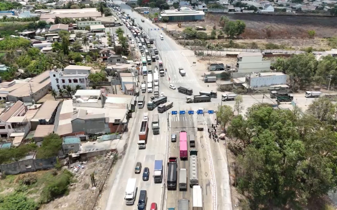 Dân ùn ùn đi Vũng Tàu, Đà Lạt nghỉ lễ, nhiều tuyến đường ùn ứ kéo dài- Ảnh 11. Dân ùn ùn đi Vũng Tàu, Đà Lạt nghỉ lễ, nhiều tuyến đường ùn ứ kéo dài- Ảnh 11.