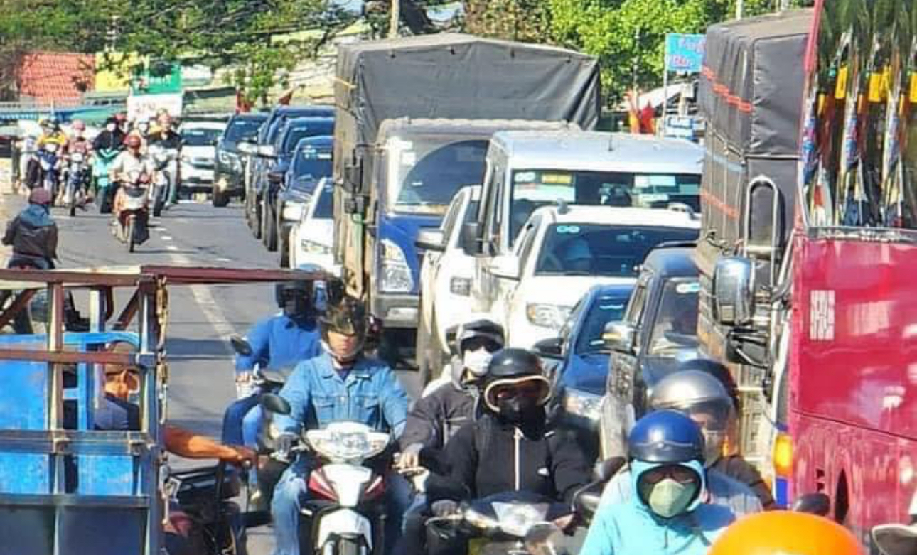 Dân ùn ùn đi Vũng Tàu, Đà Lạt nghỉ lễ, nhiều tuyến đường ùn ứ kéo dài- Ảnh 5. Dân ùn ùn đi Vũng Tàu, Đà Lạt nghỉ lễ, nhiều tuyến đường ùn ứ kéo dài- Ảnh 5.