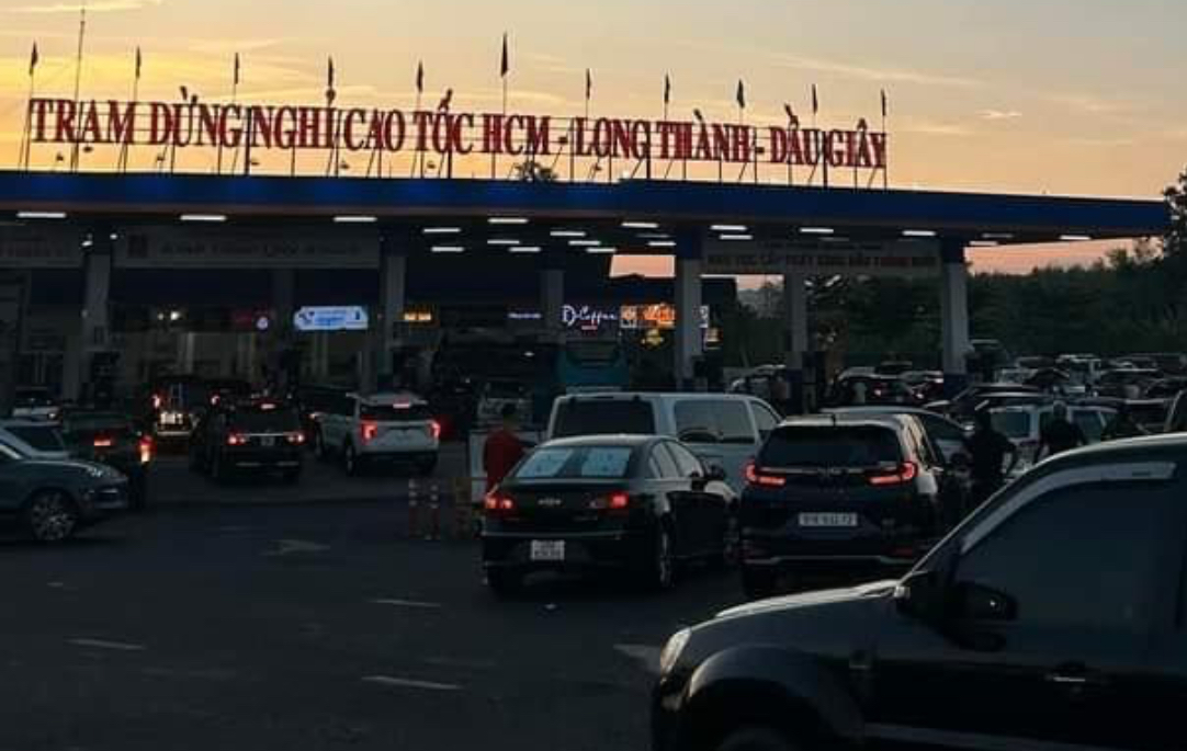 Dân ùn ùn đi Vũng Tàu, Đà Lạt nghỉ lễ, nhiều tuyến đường ùn ứ kéo dài- Ảnh 7. Dân ùn ùn đi Vũng Tàu, Đà Lạt nghỉ lễ, nhiều tuyến đường ùn ứ kéo dài- Ảnh 7.