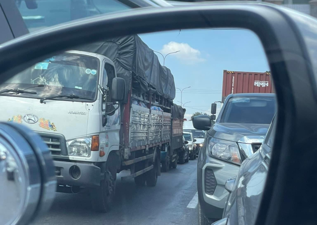 Dân ùn ùn đi Vũng Tàu, Đà Lạt nghỉ lễ, nhiều tuyến đường ùn ứ kéo dài- Ảnh 12. Dân ùn ùn đi Vũng Tàu, Đà Lạt nghỉ lễ, nhiều tuyến đường ùn ứ kéo dài- Ảnh 12.