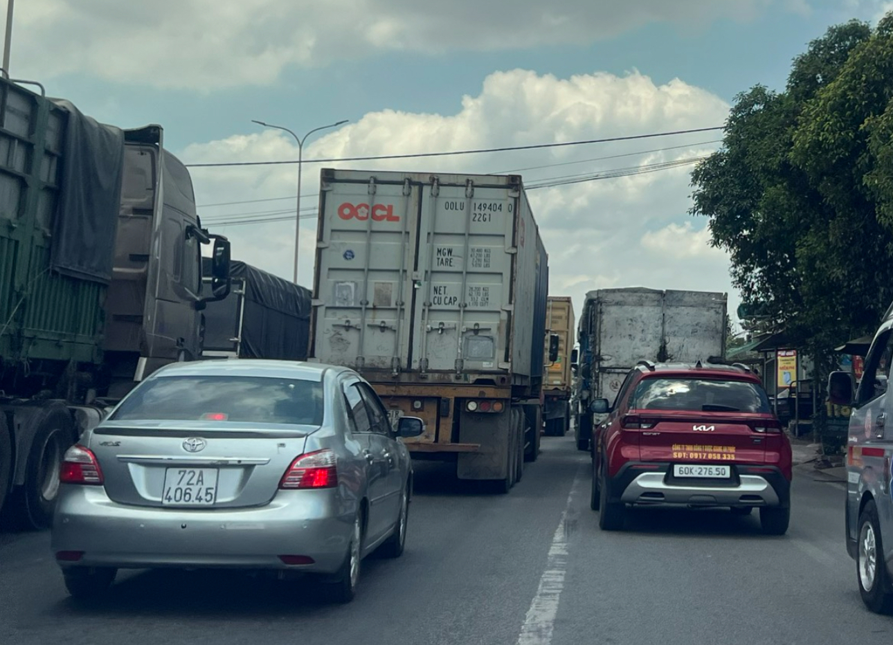 Dân ùn ùn đi Vũng Tàu, Đà Lạt nghỉ lễ, nhiều tuyến đường ùn ứ kéo dài- Ảnh 2. Dân ùn ùn đi Vũng Tàu, Đà Lạt nghỉ lễ, nhiều tuyến đường ùn ứ kéo dài- Ảnh 2.