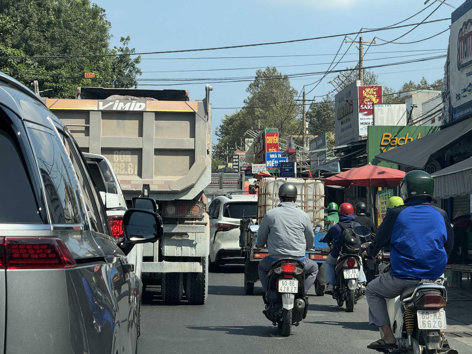 Dân ùn ùn đi Vũng Tàu, Đà Lạt nghỉ lễ, nhiều tuyến đường ùn ứ kéo dài- Ảnh 4. Dân ùn ùn đi Vũng Tàu, Đà Lạt nghỉ lễ, nhiều tuyến đường ùn ứ kéo dài- Ảnh 4.