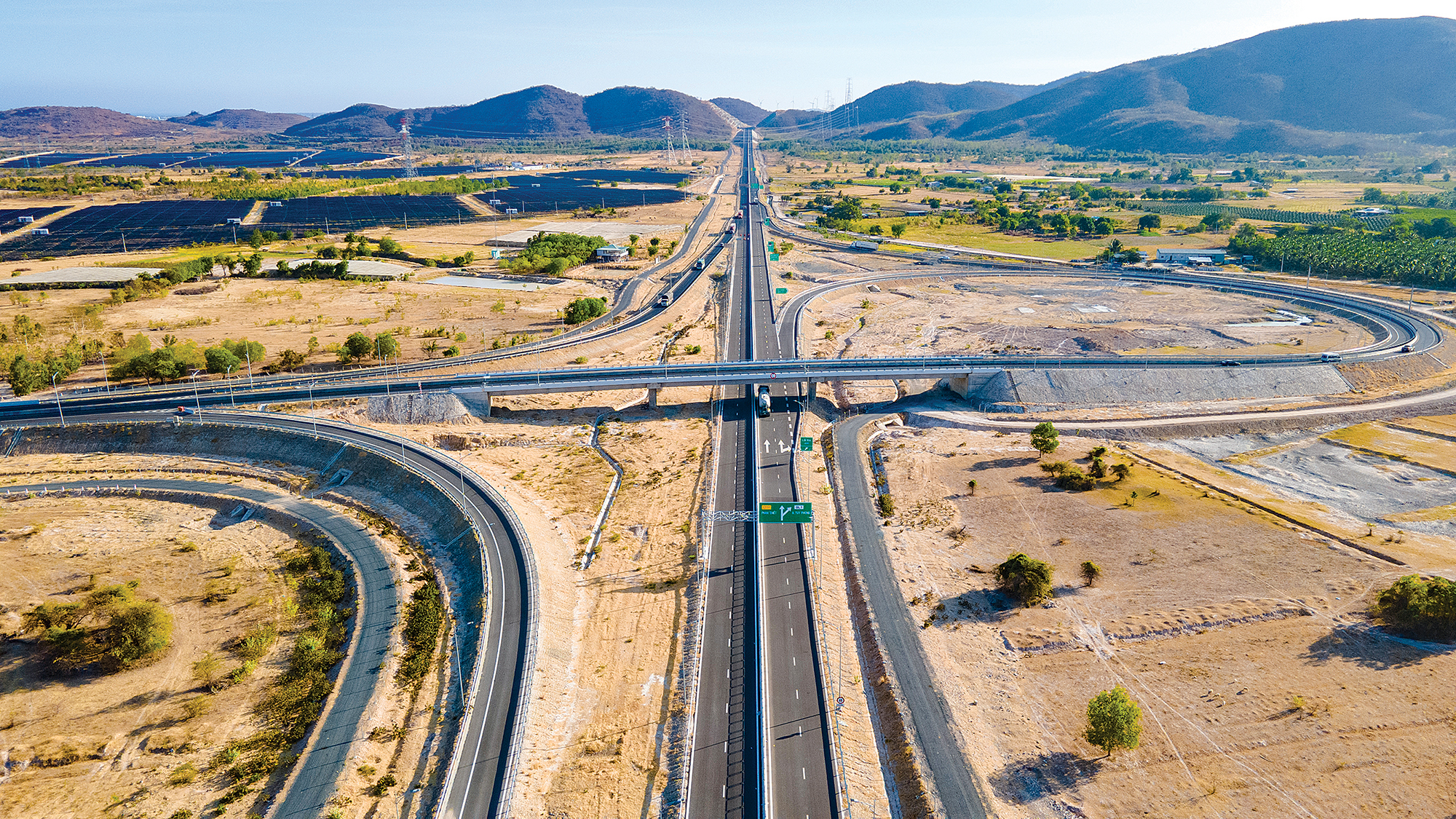 Chạy đua l&agrave;m cao tốc, k&eacute;o Bắc - Nam gần lại- Ảnh 3.