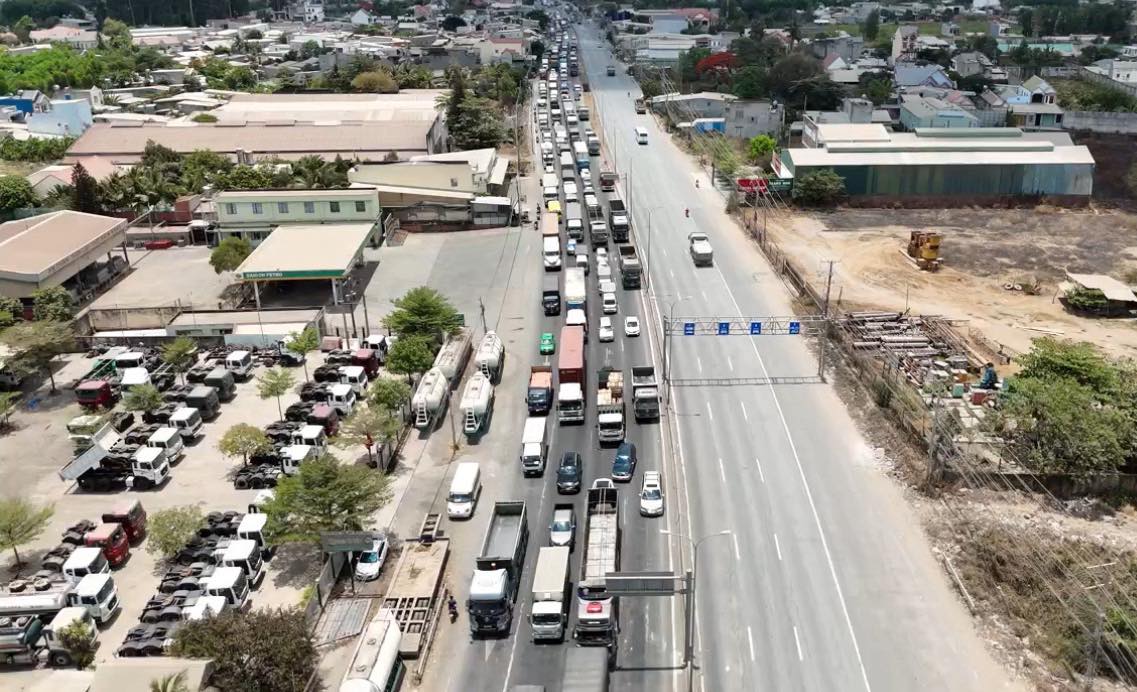 Dân ùn ùn đi Vũng Tàu, Đà Lạt nghỉ lễ, nhiều tuyến đường ùn ứ kéo dài- Ảnh 1. Dân ùn ùn đi Vũng Tàu, Đà Lạt nghỉ lễ, nhiều tuyến đường ùn ứ kéo dài- Ảnh 1.