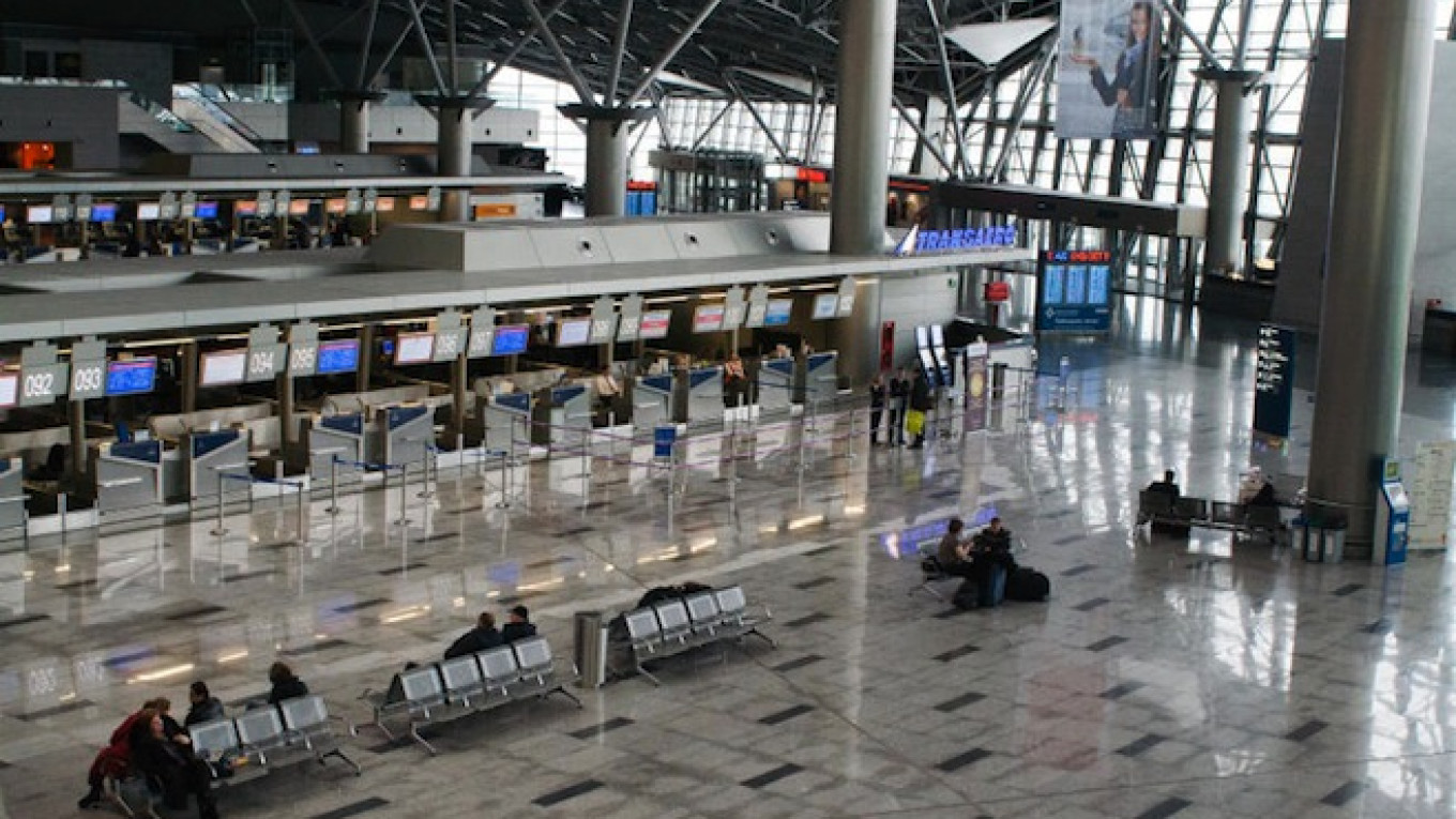 Một s&acirc;n bay ch&iacute;nh ở Moscow phải sơ t&aacute;n v&igrave; đe dọa đ&aacute;nh bom- Ảnh 1.