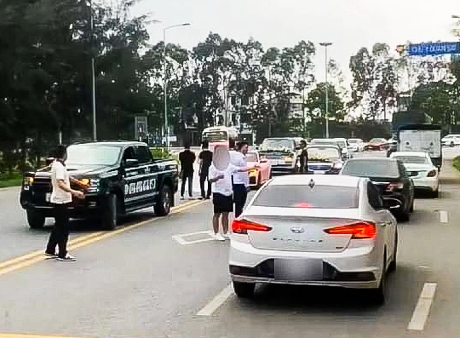 Tạm giữ bằng l&aacute;i của 4 t&agrave;i xế xe sang rước d&acirc;u dừng giữa đường chụp ảnh- Ảnh 1.