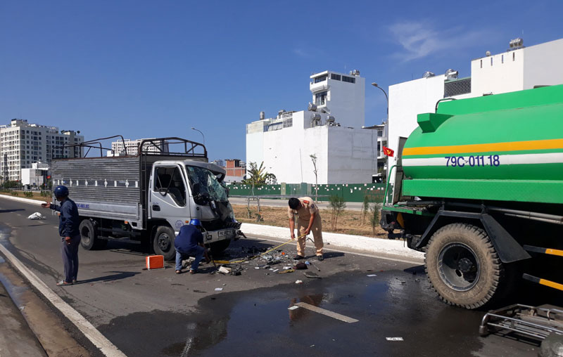 Cảnh sát giao th&ocirc;ng ti&ecirc;́n hành đi&ecirc;̀u tra hi&ecirc;̣n trường vụ tai nạn - Ảnh: Th&agrave;nh Long.