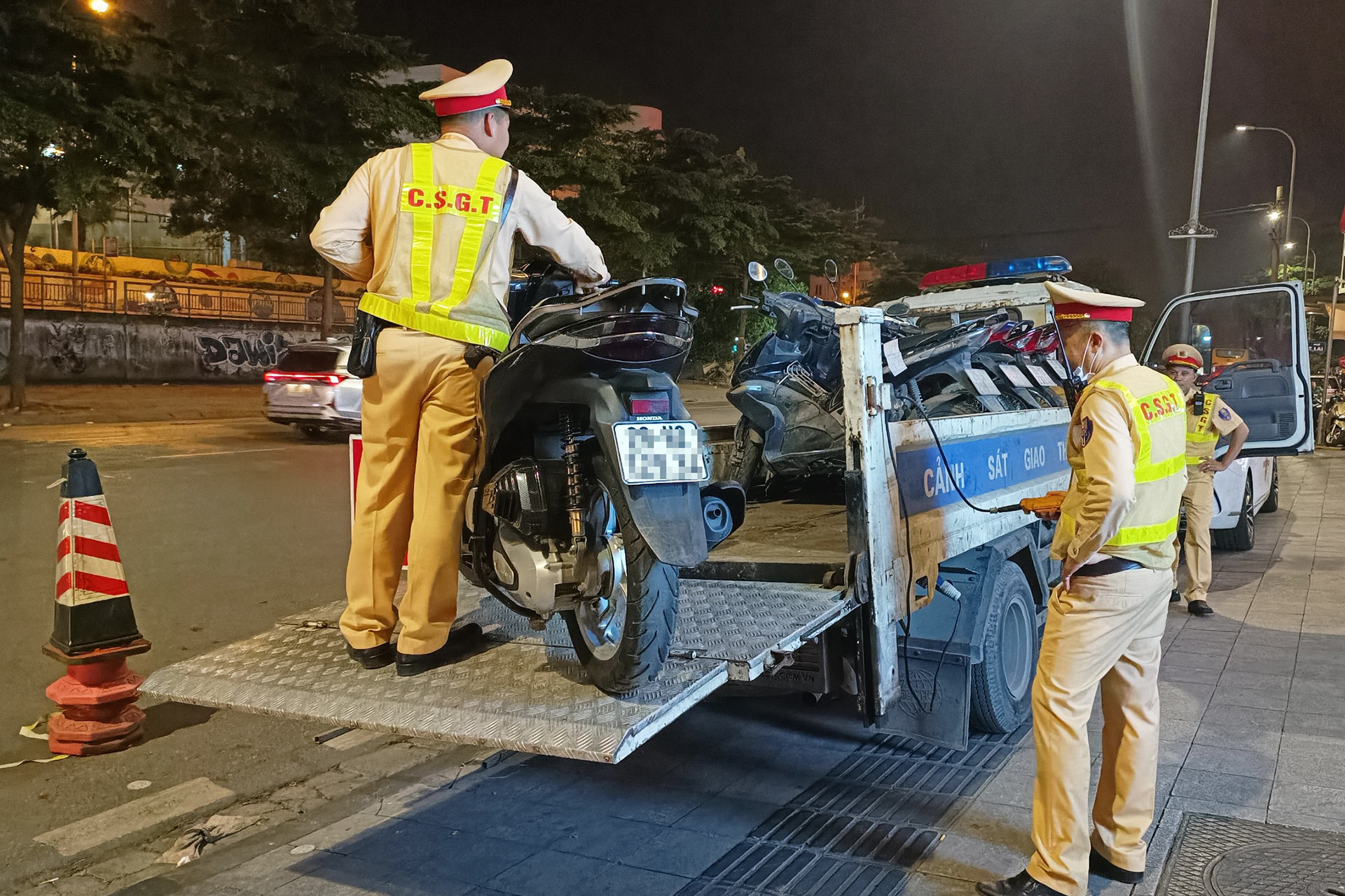 CSGT xử phạt xuy&ecirc;n lễ, nhiều t&agrave;i xế phải bắt taxi về nh&agrave; v&igrave; d&iacute;nh lỗi nồng độ cồn- Ảnh 2.