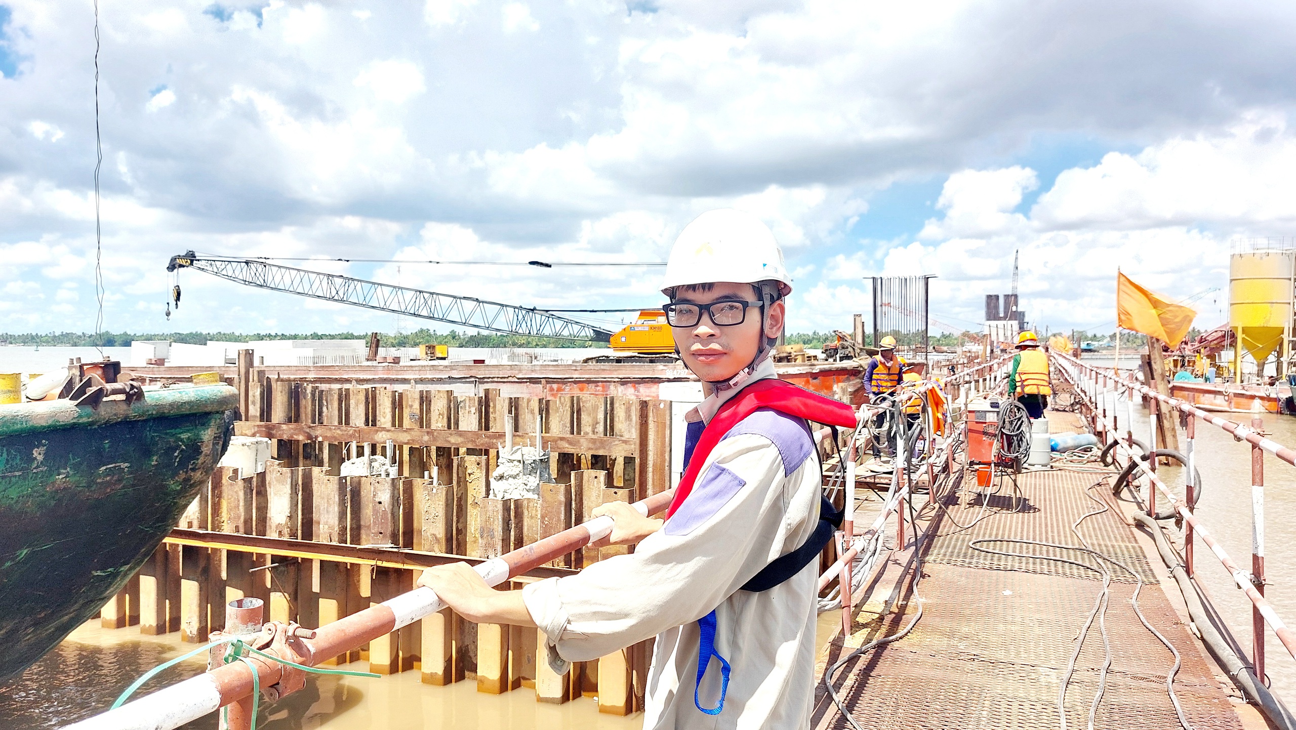 Những người g&aacute;c kỳ nghỉ lễ, đội nắng "nối nhịp cầu" Đại Ng&atilde;i 2- Ảnh 2.