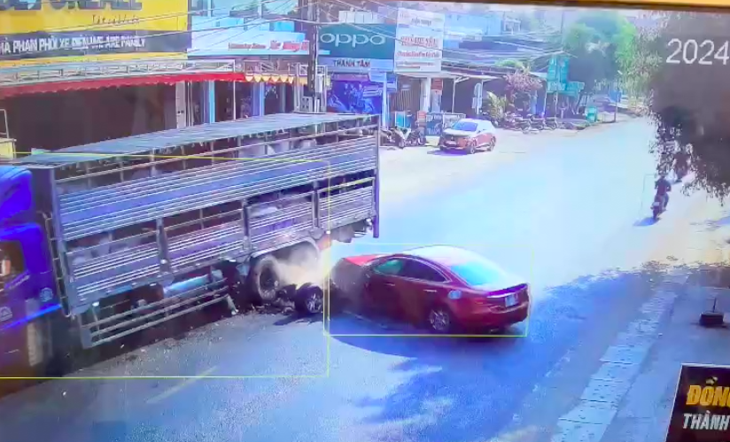 &Ocirc; t&ocirc; con t&ocirc;ng xe tải, đường Hồ Ch&iacute; Minh kẹt xe nhiều giờ- Ảnh 2.